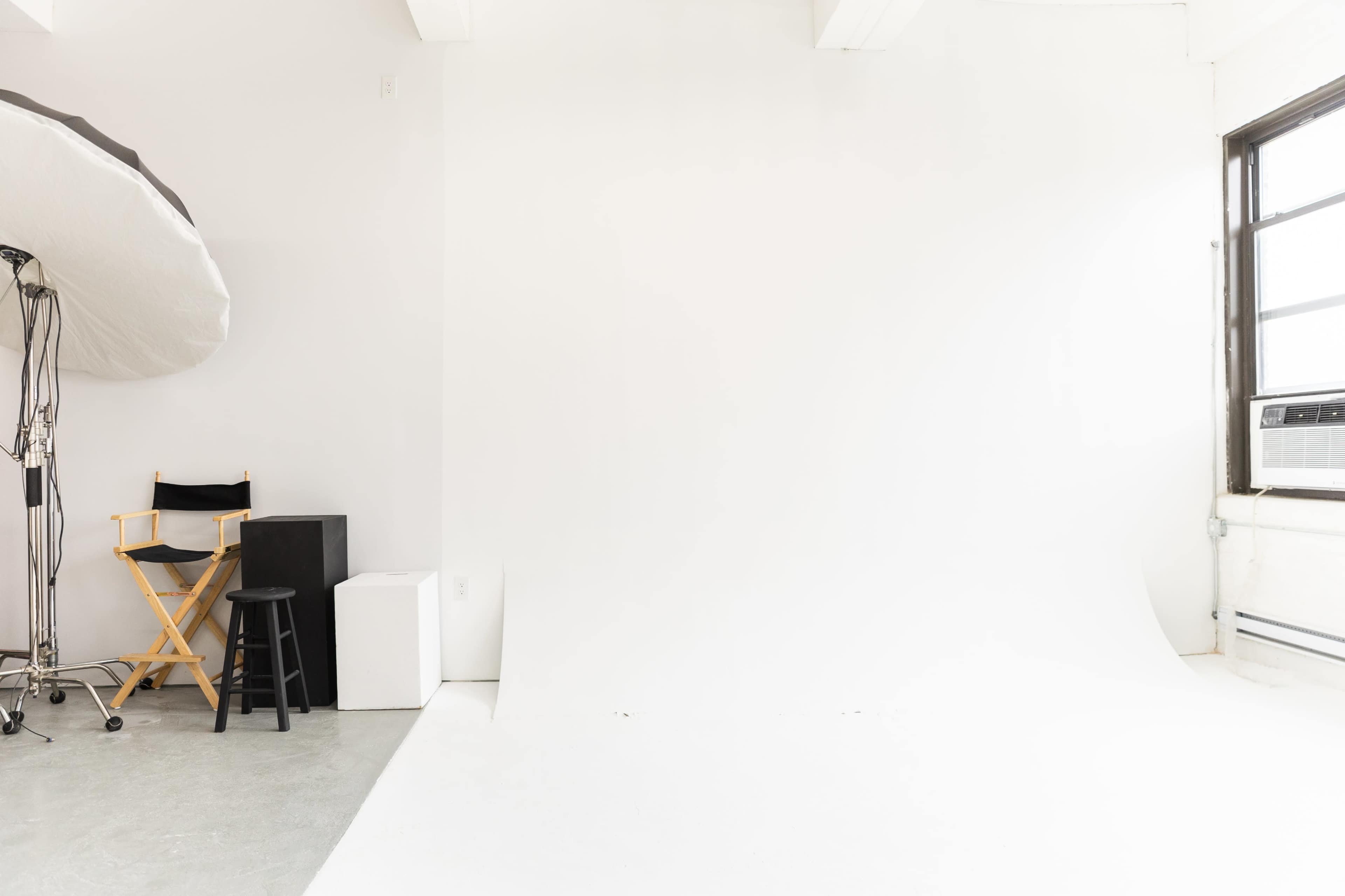Natural Light Photo Studio with CYC Wall & Skyline View Image in Astoria, QUEENS, NY