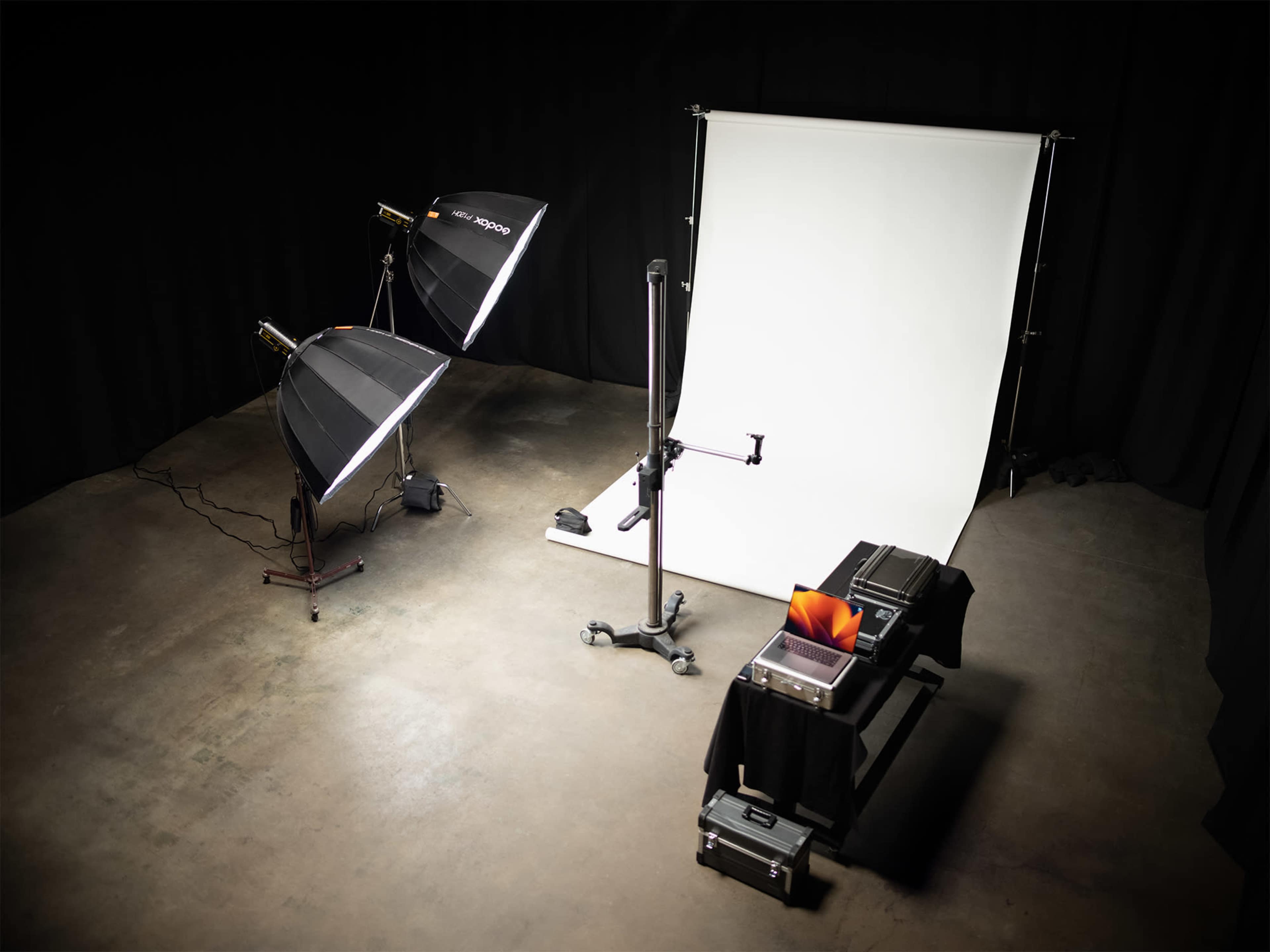 Manifold Public Design | 1000+ sqft Simple Blackbox Warehouse w ...