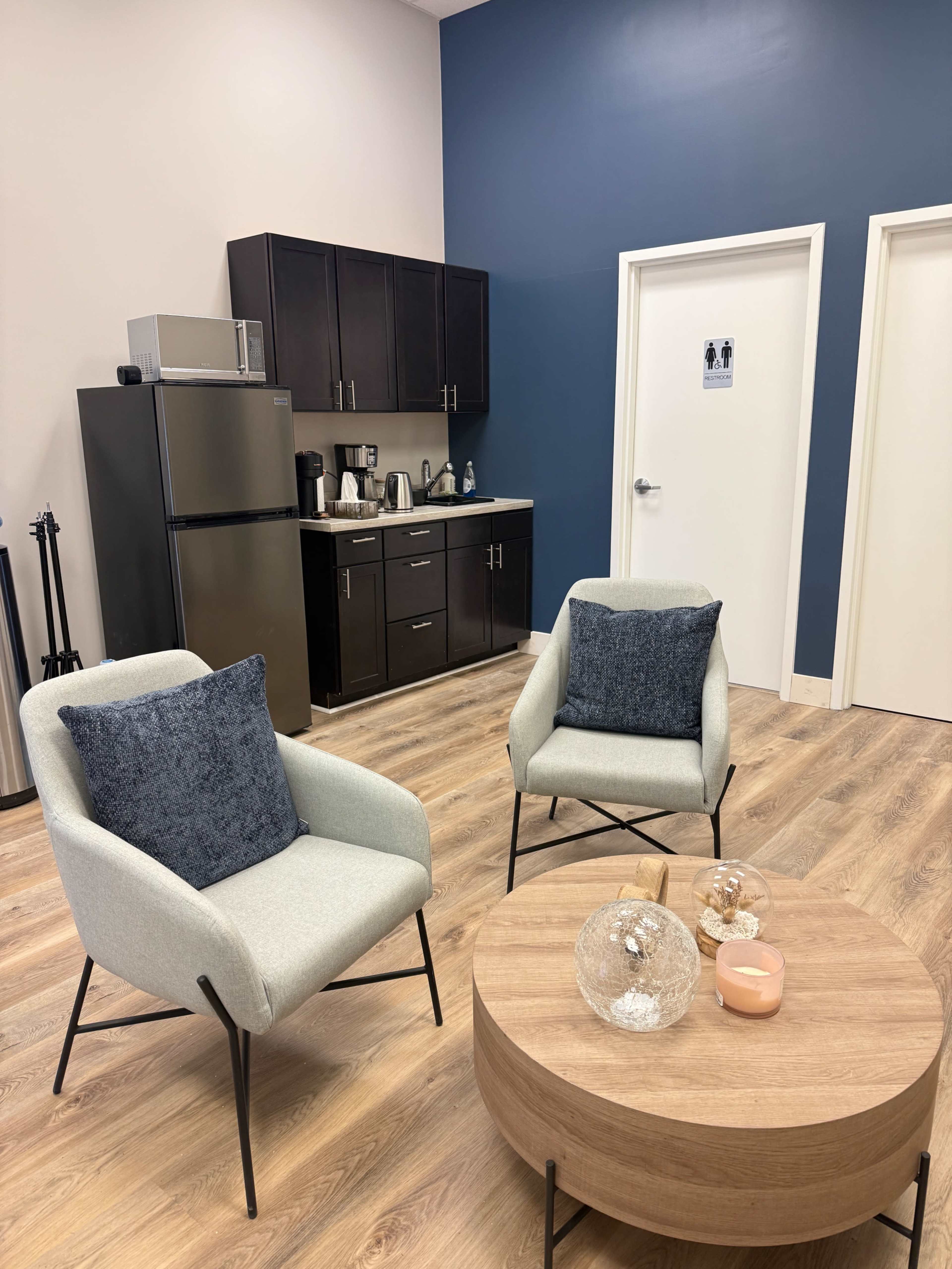 Office Lounge with round table and lights for social media recording Image in Georgetown, Halton Hills, ON