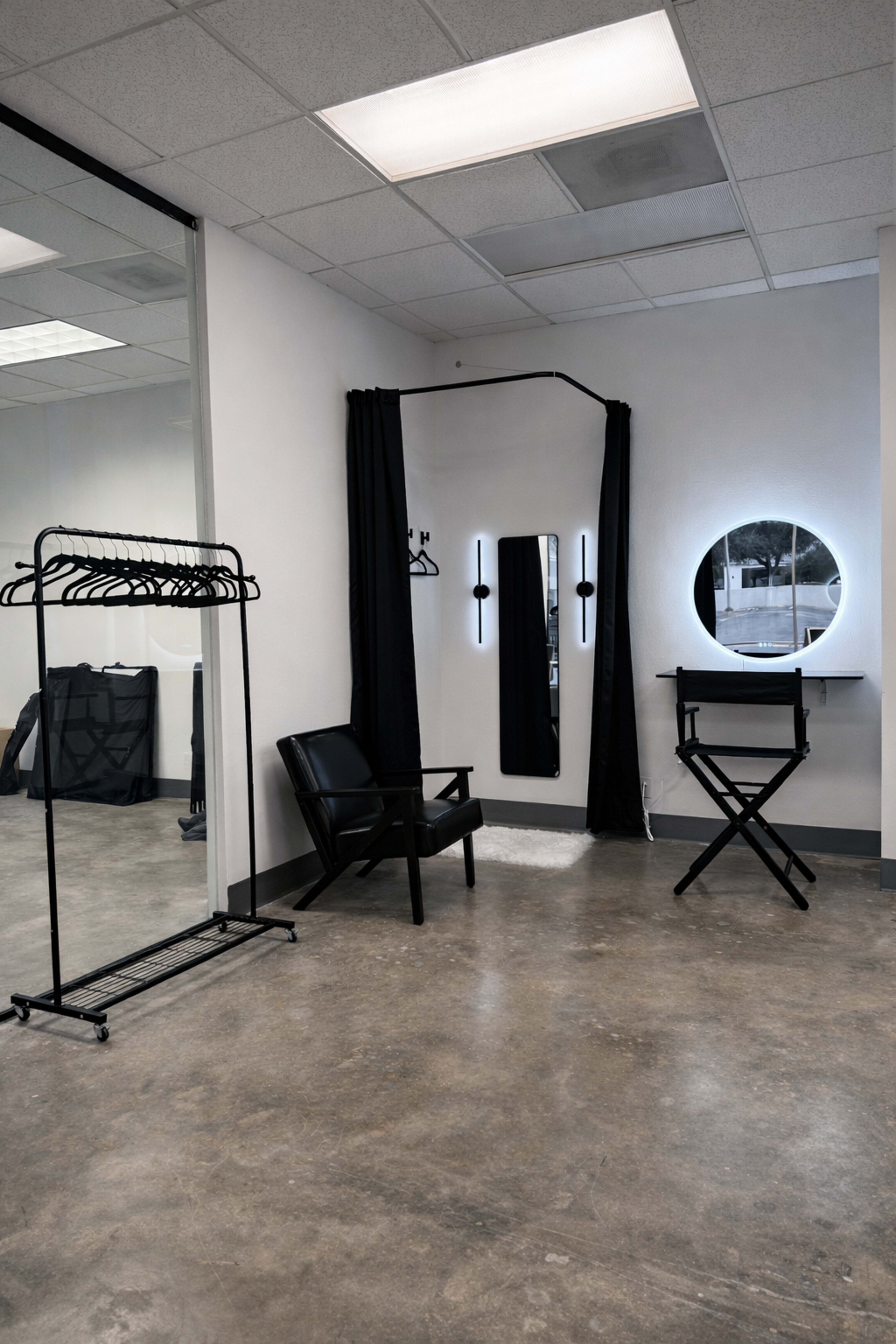 Modern Addison Studio with Multiple Photo Setups & Natural Lighting Image in Far North Dallas, Dallas, TX