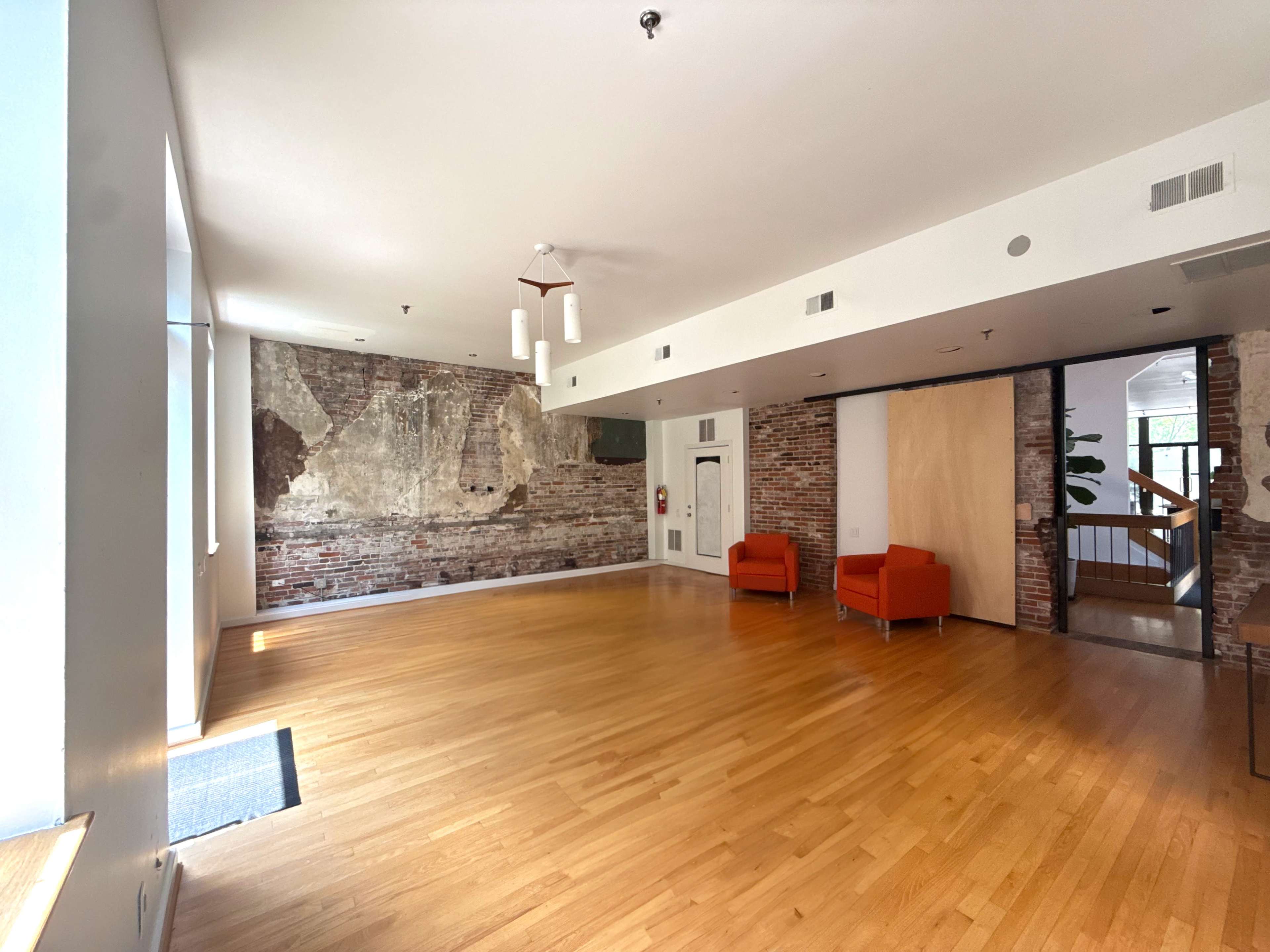 Bright, Adaptable Studio for Photography, Coworking, Creatives, and Content Makers Image in LaSalle Park, Saint Louis, MO