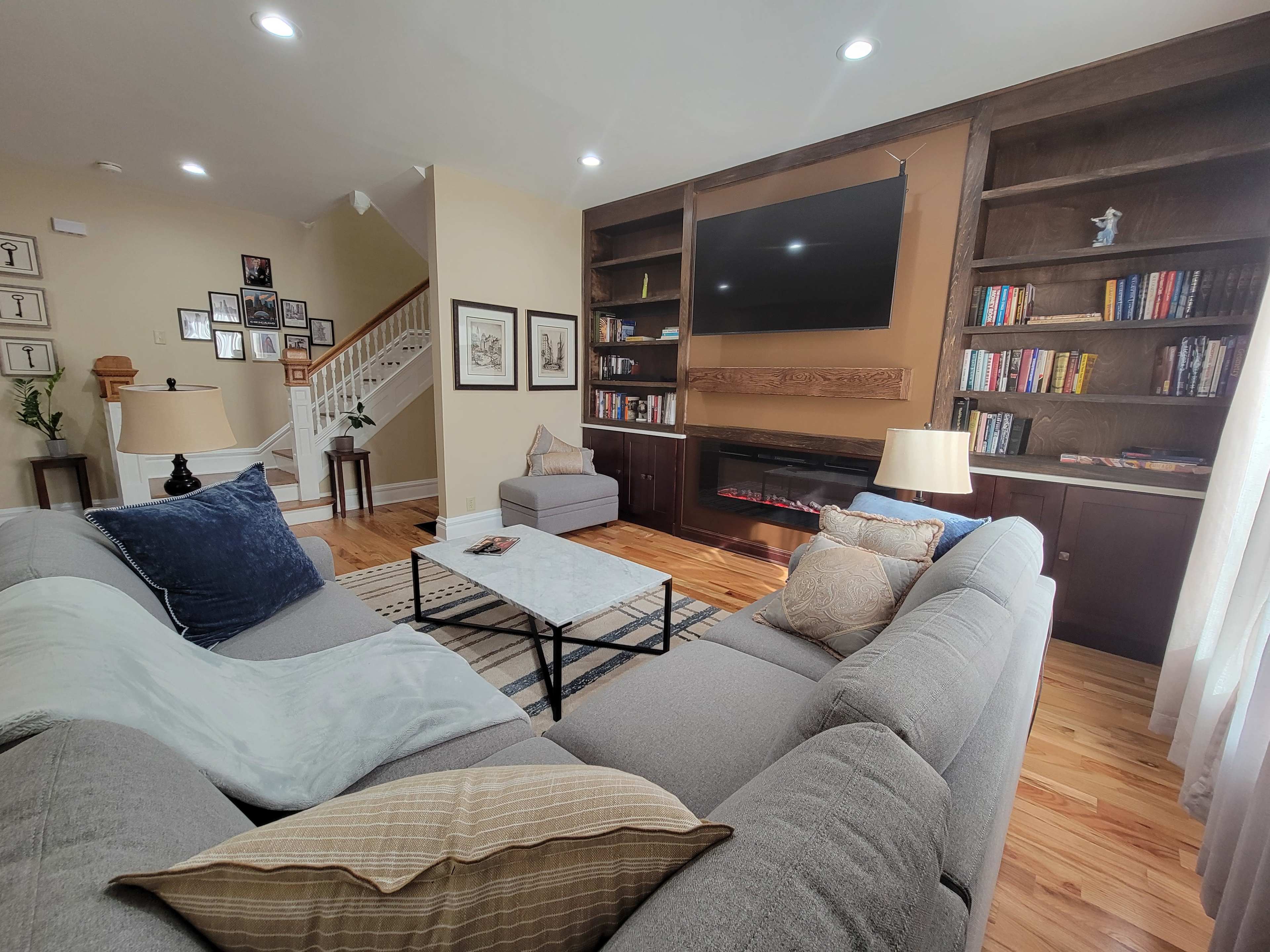 Versatile Furnished South Shore Home Featuring Classic Chicago Architecture Image in South Shore, Chicago, IL