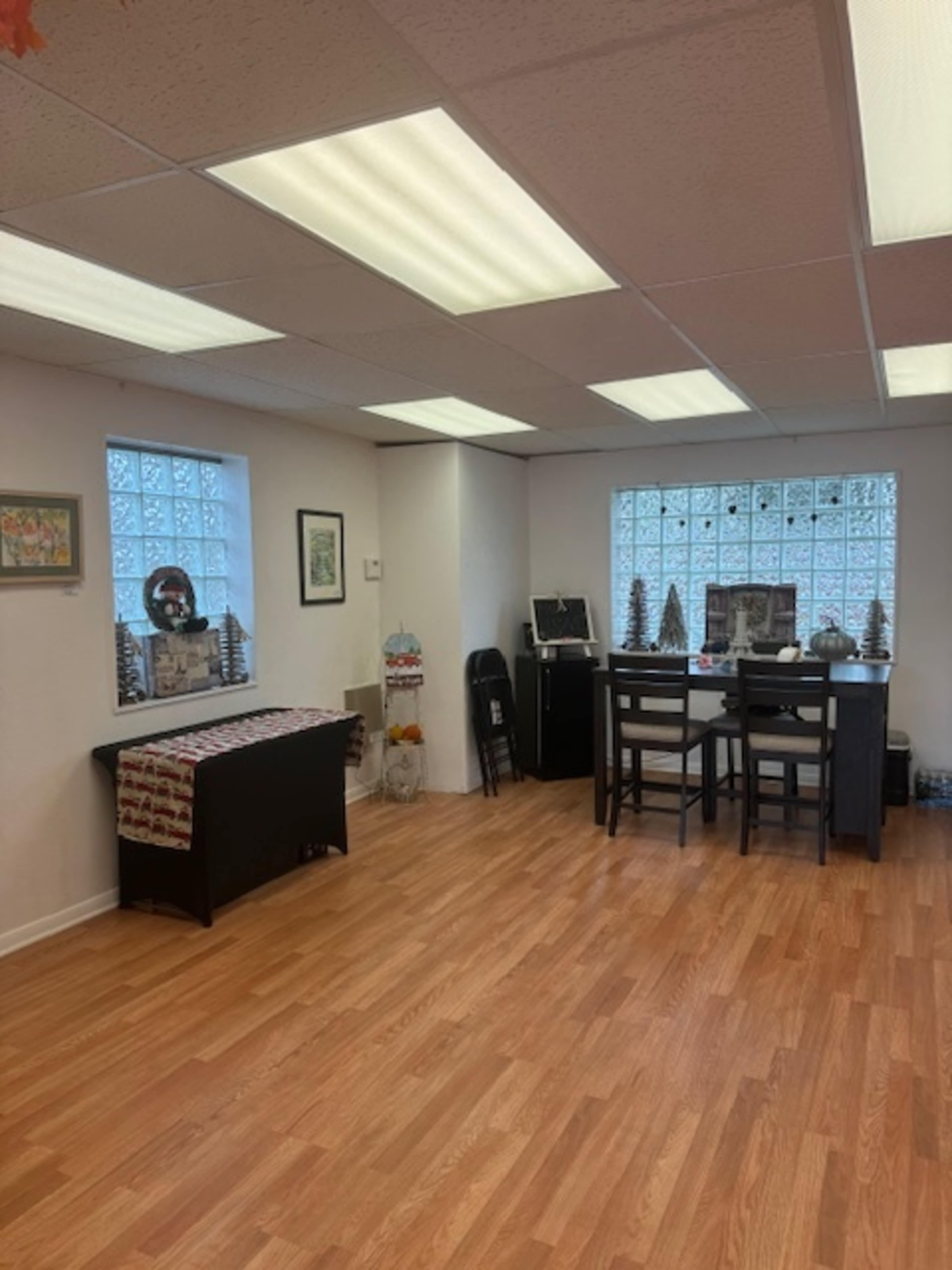 Charming space in Old Orland with lots of sunlight and great empty space! Image in Orland Township, Chicago, IL