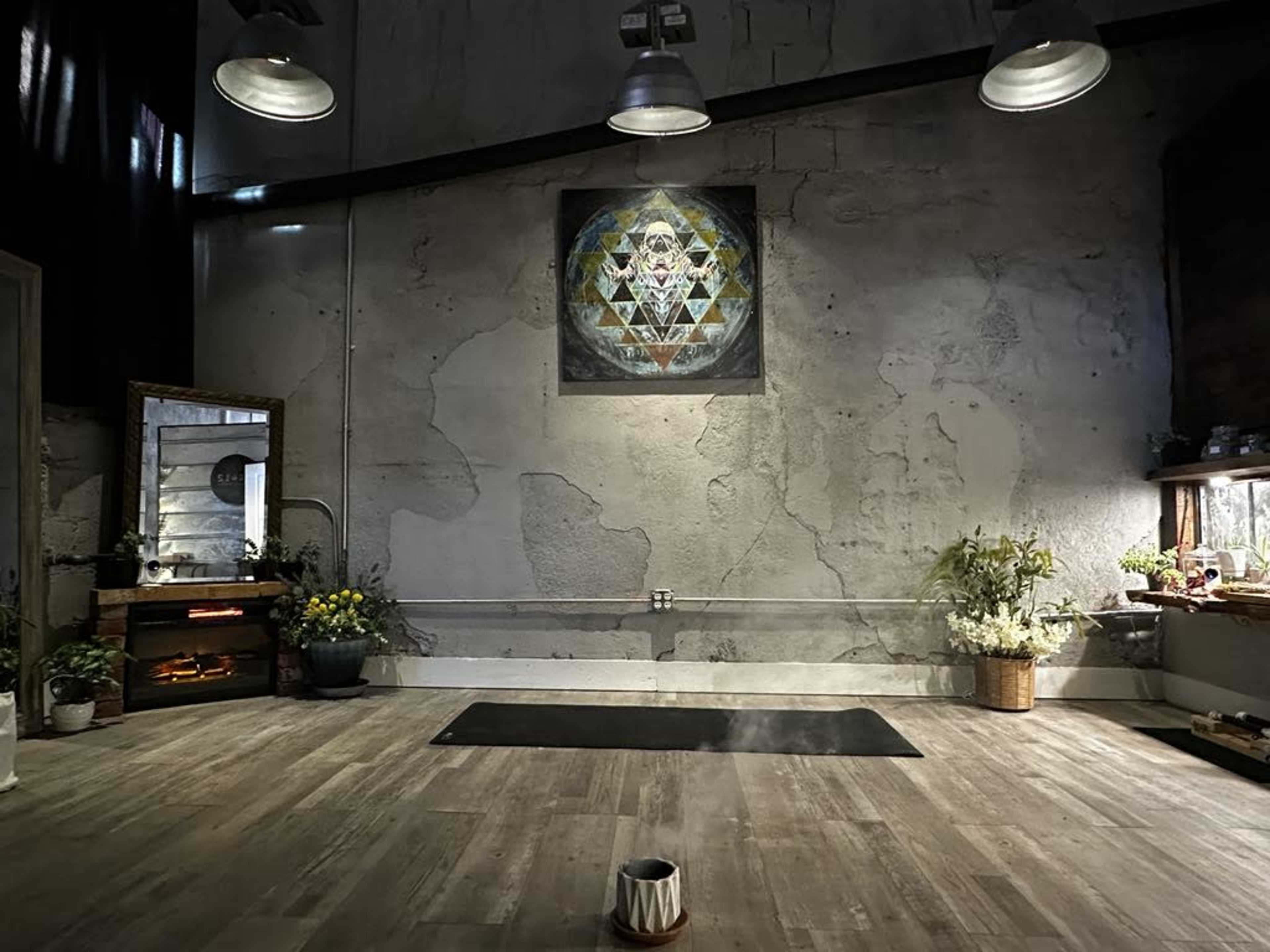 Roomy, industrial, urban studio  20min from downtown Image in Downtown New Kensington, New Kensington, PA