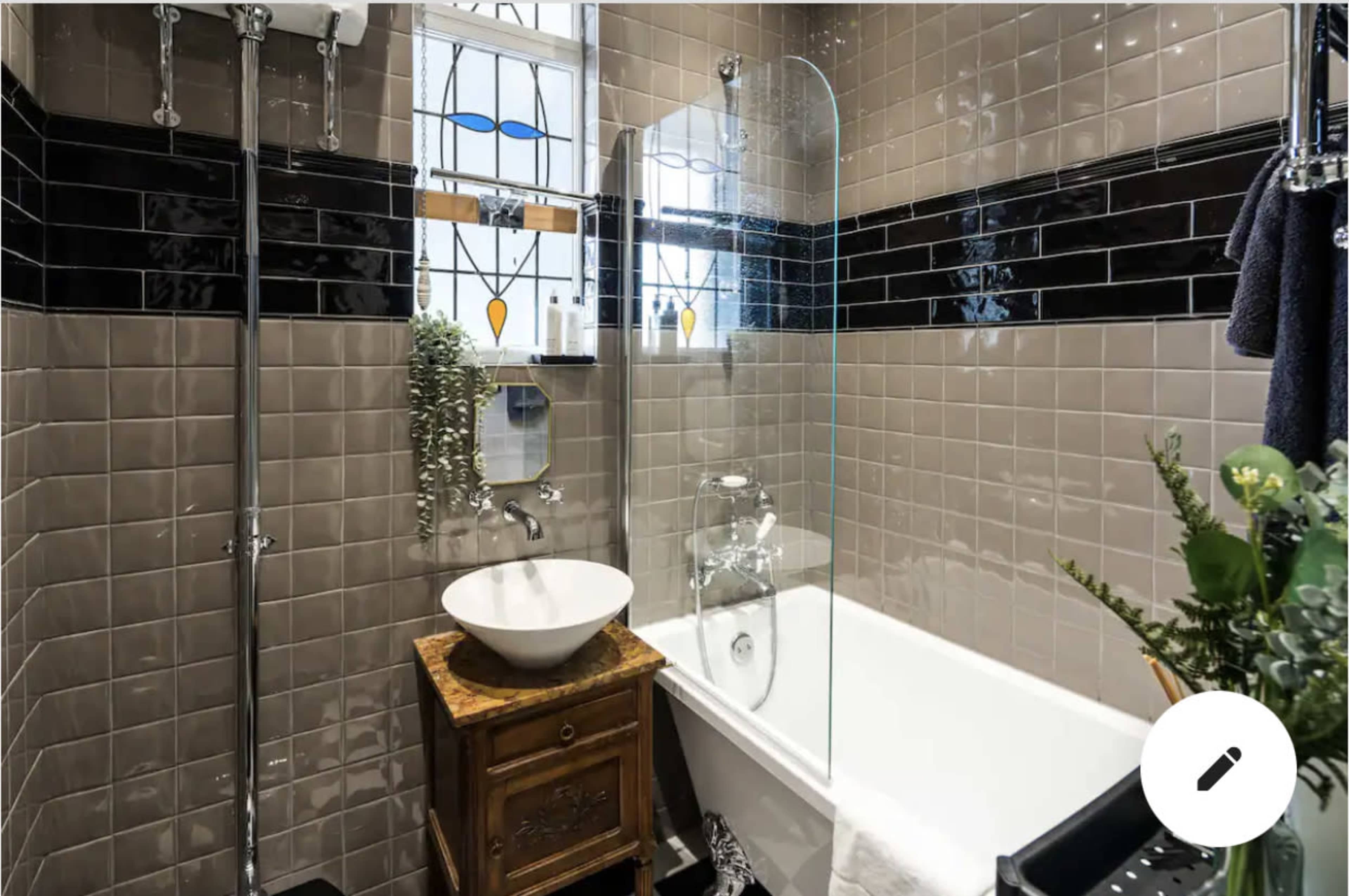Charming Period-Style Studio with Lace Detailing and Clawfoot Bathtub Image in Woolwich, London, ENG