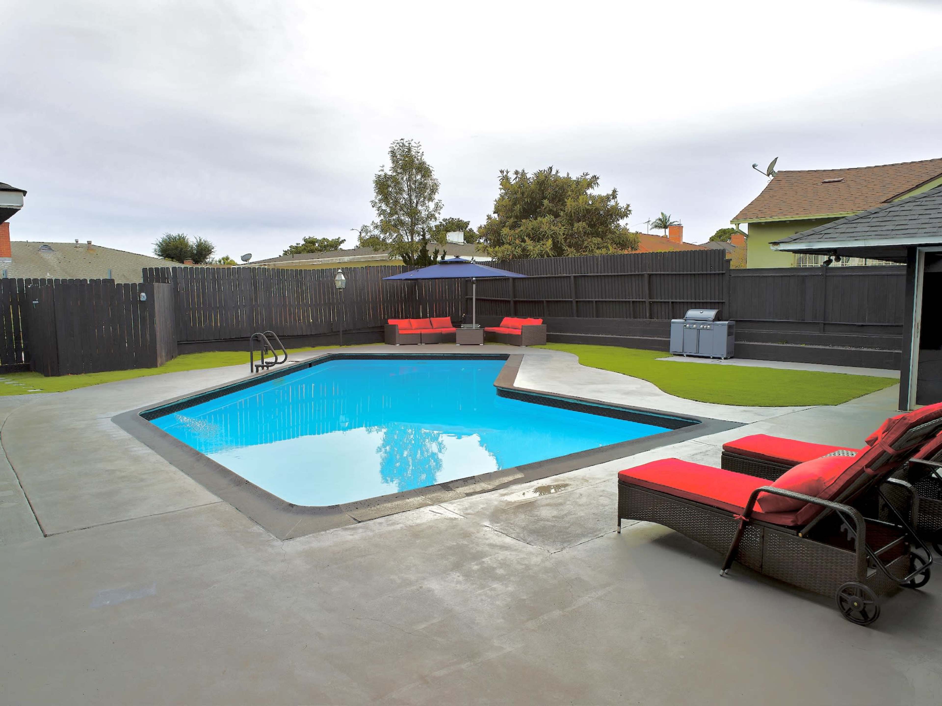 COZY CONTENT HOUSE WITH POOL NEAR SOFI STADIUM, View Park-Windsor Hills ...