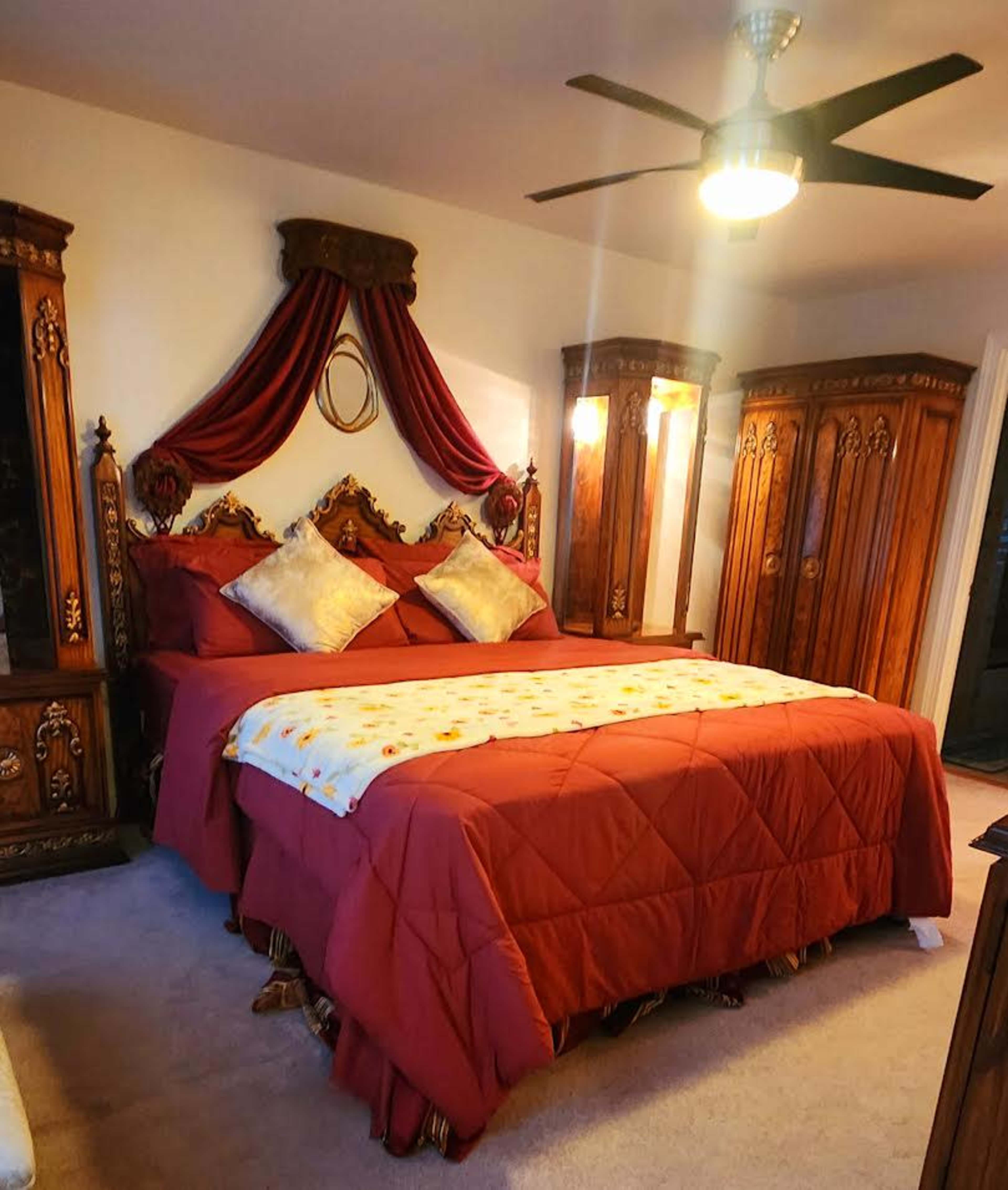 Colonial-style home Image in Coolbaugh Township, TOBYHANNA, PA
