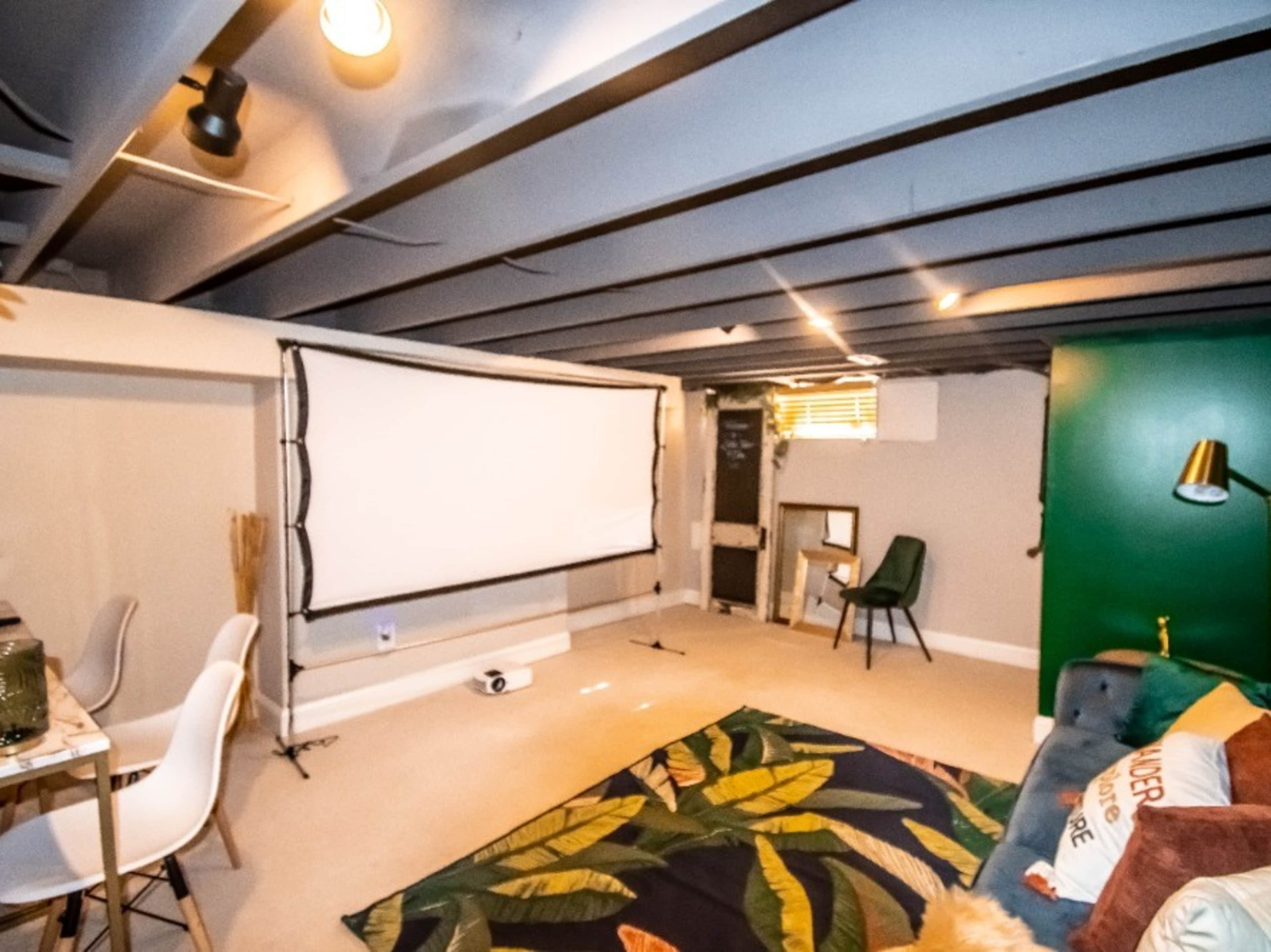 Projector Machine w/ projector screen