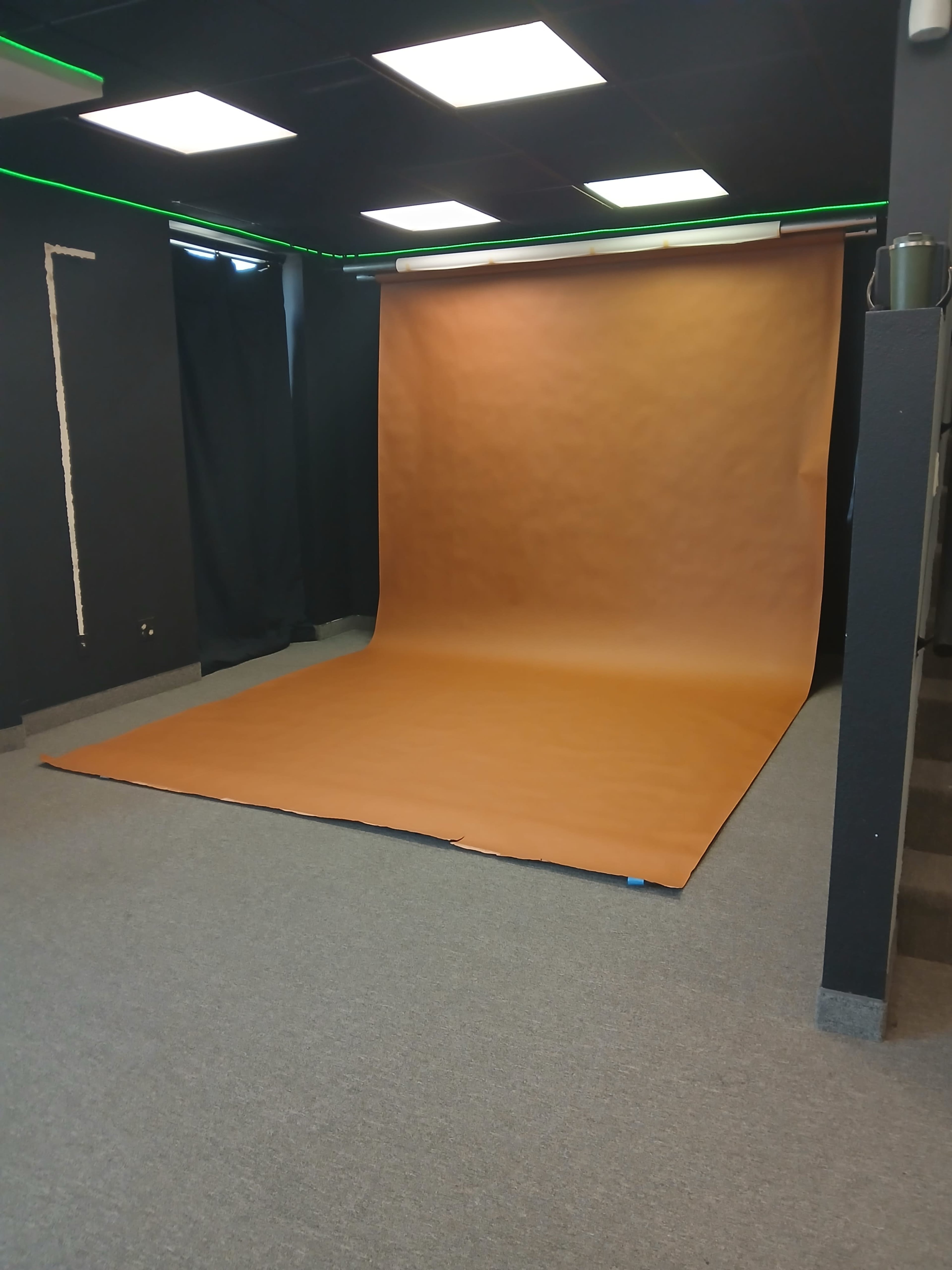 Photography Nook - Open Space With Motorized Paper Backdrops Image in Downtown Peoria, Peoria, AZ