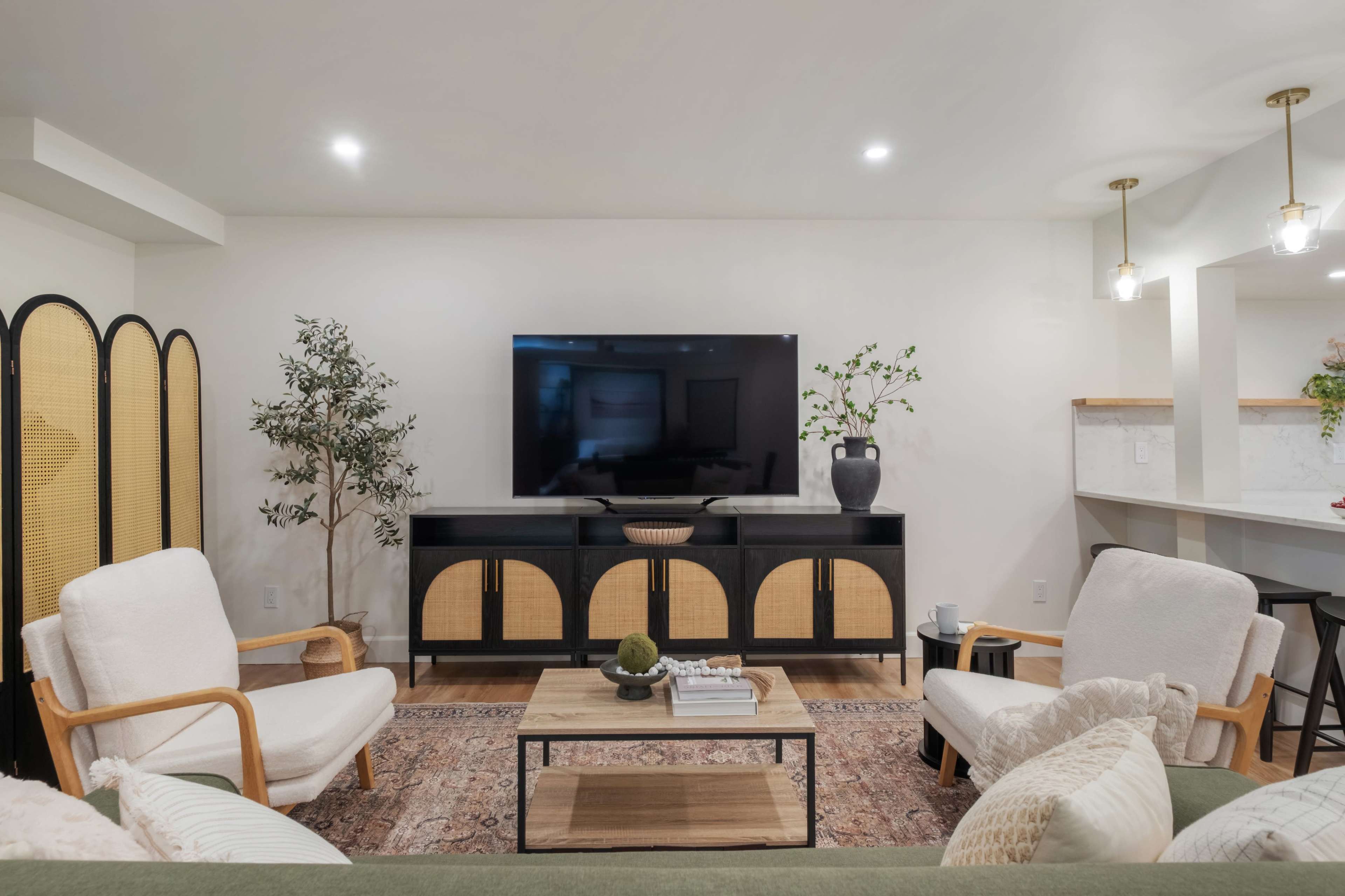 Urban Retreat (93 walkscore) with Large Outdoor Space Image in North Admiral, SEATTLE, WA