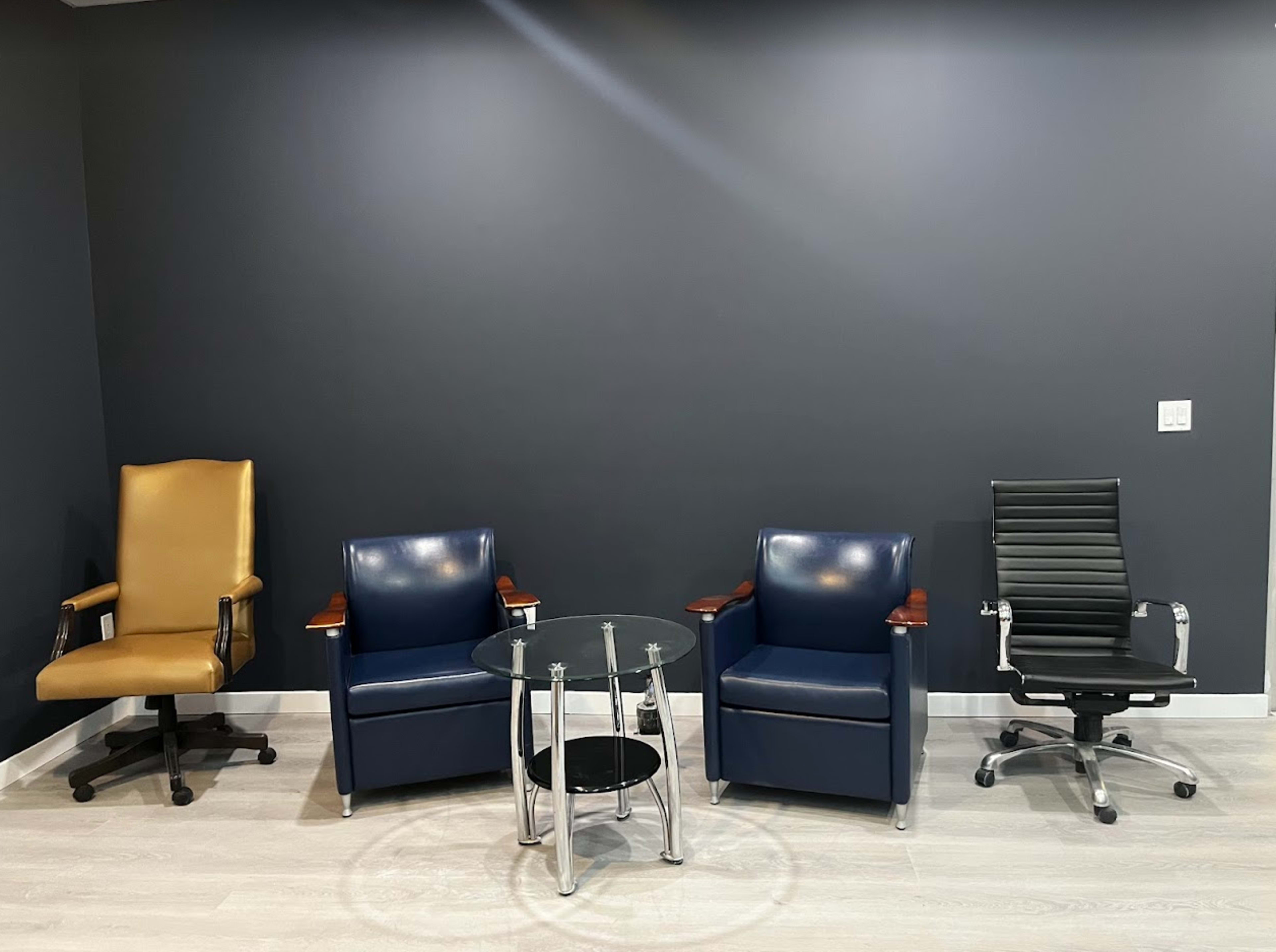 21 ft high ceiling Photo/Video Studio on Centre Street Image in Northwest Calgary, Calgary, AB