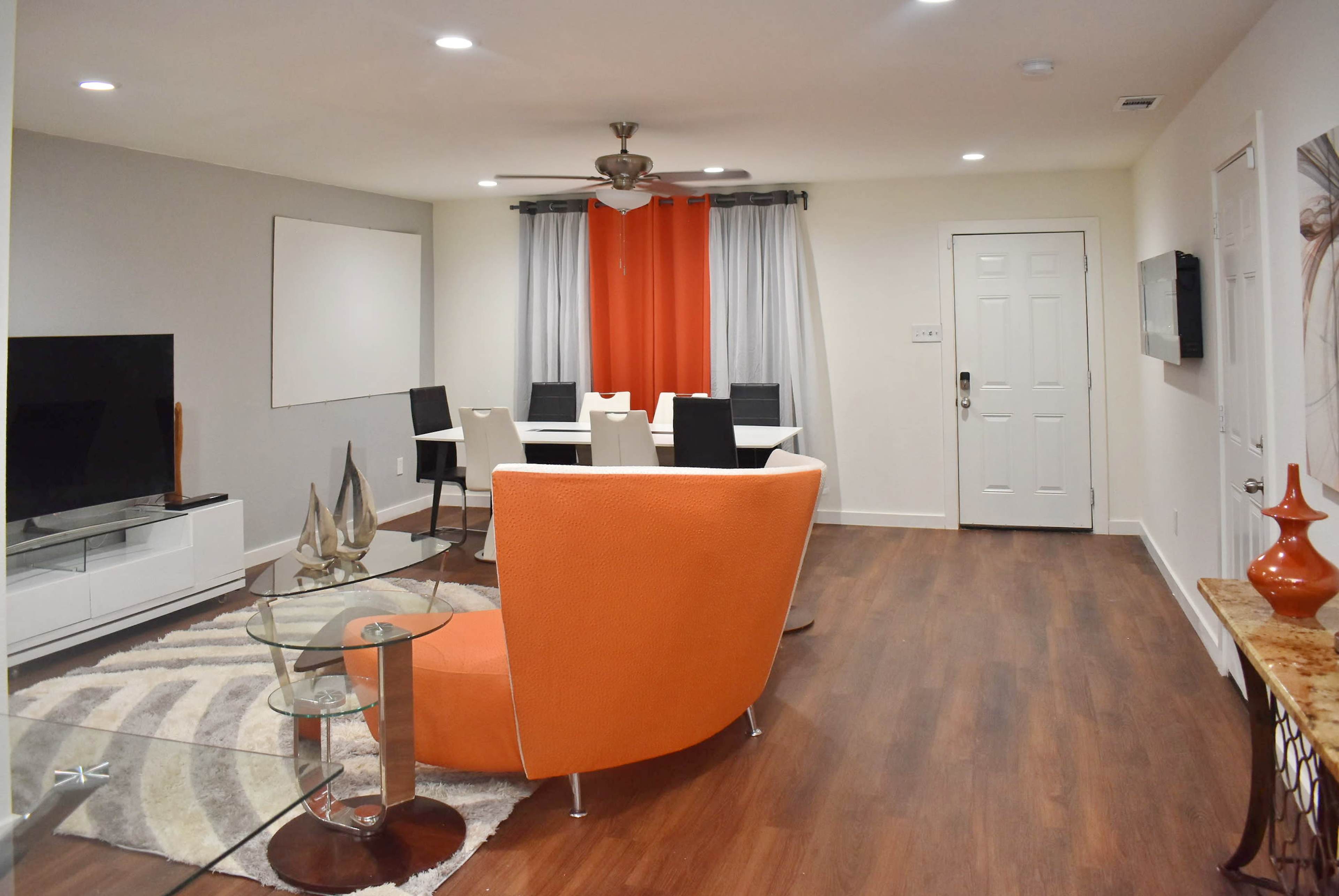 Centrally Located Work Station Image in South Dallas, Dallas, TX