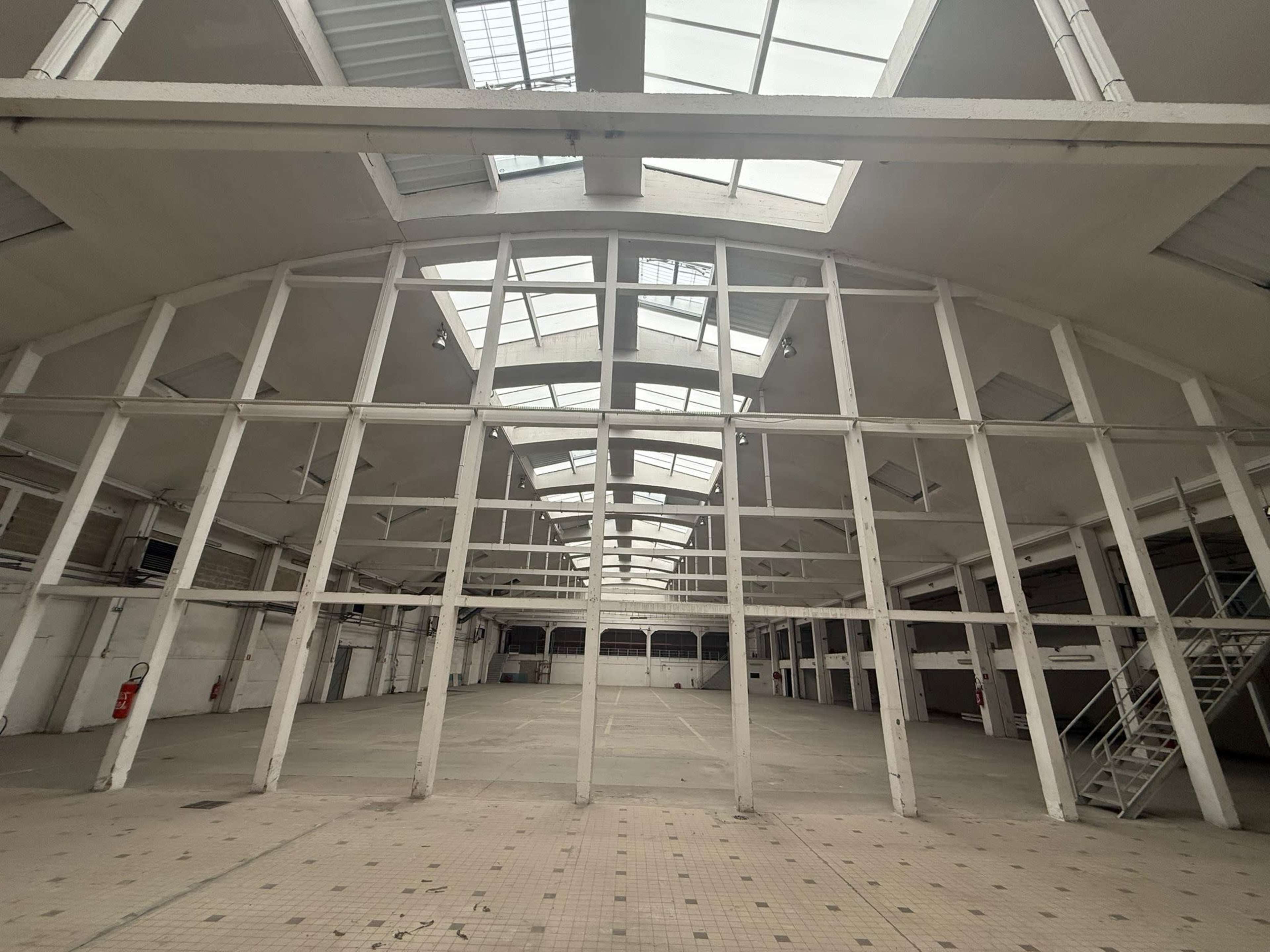 Entrepôt de 4000m² Image in , La Courneuve