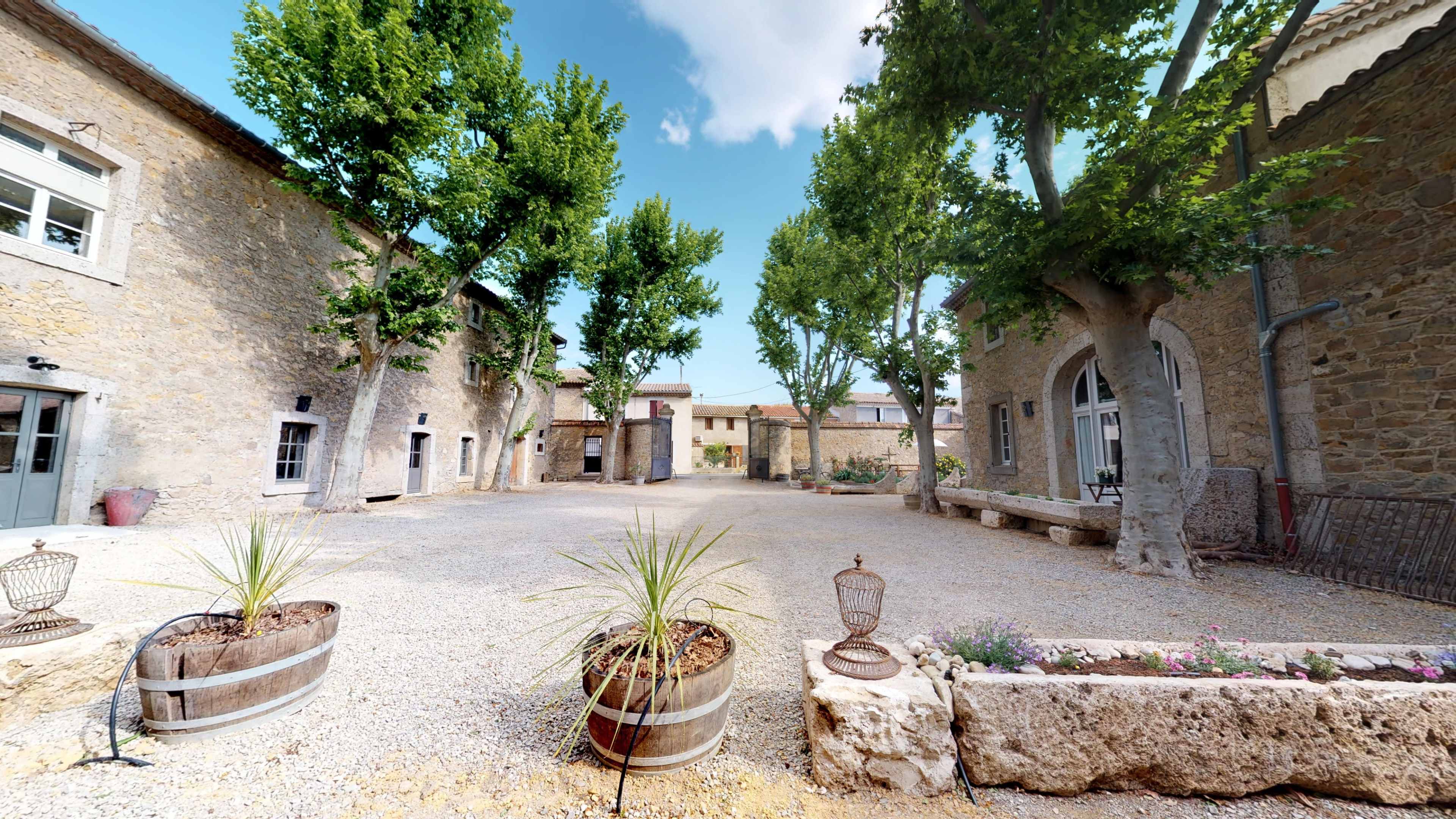 Ancien domaine viticole réhabilité en 5 appartements 4 & 5 étoiles Image in , FABREZAN