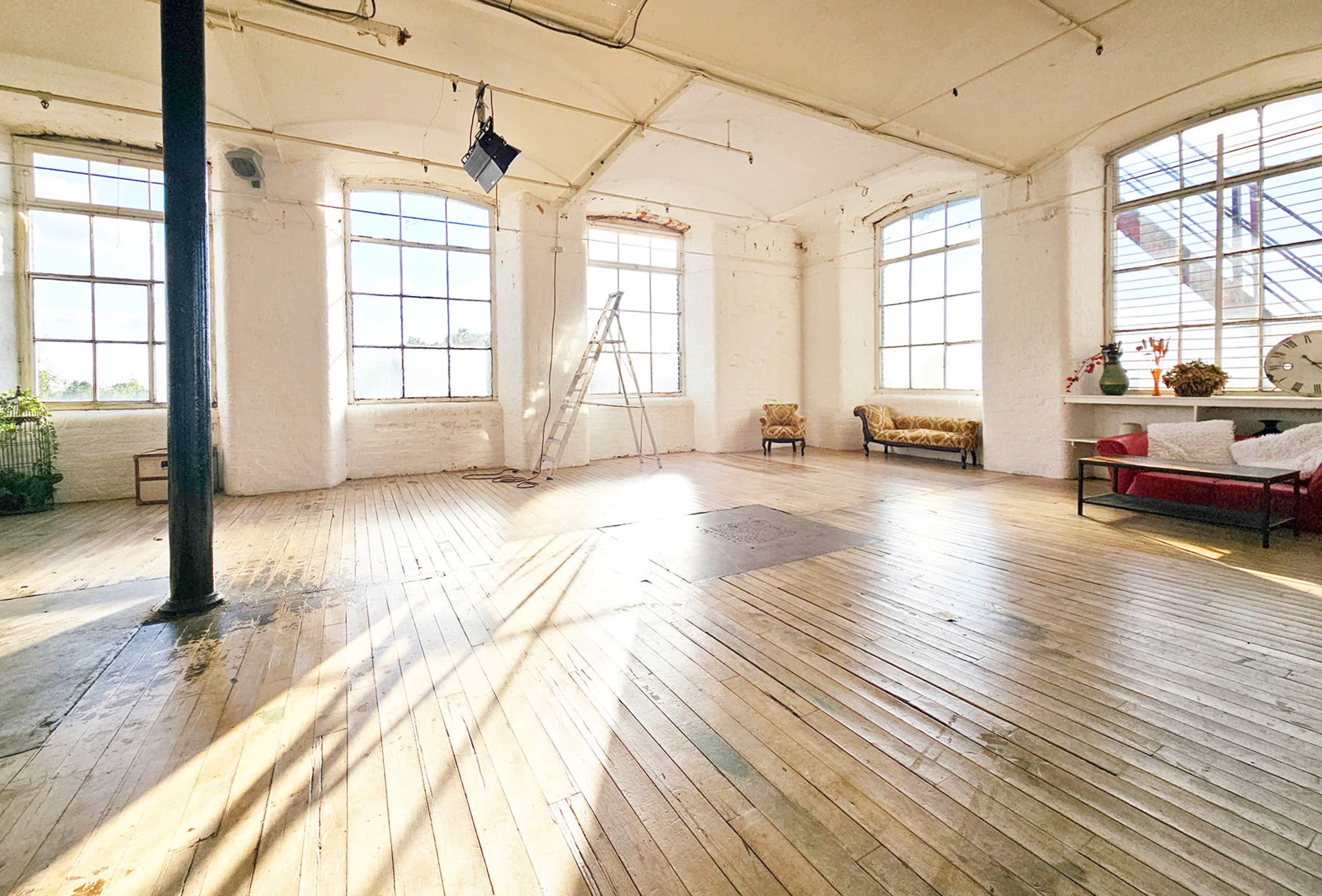 The Daylight Space - Huge windows - Old Cotton Mill - Loft Apartment vibe Image in Stockport, Stockport, ENG