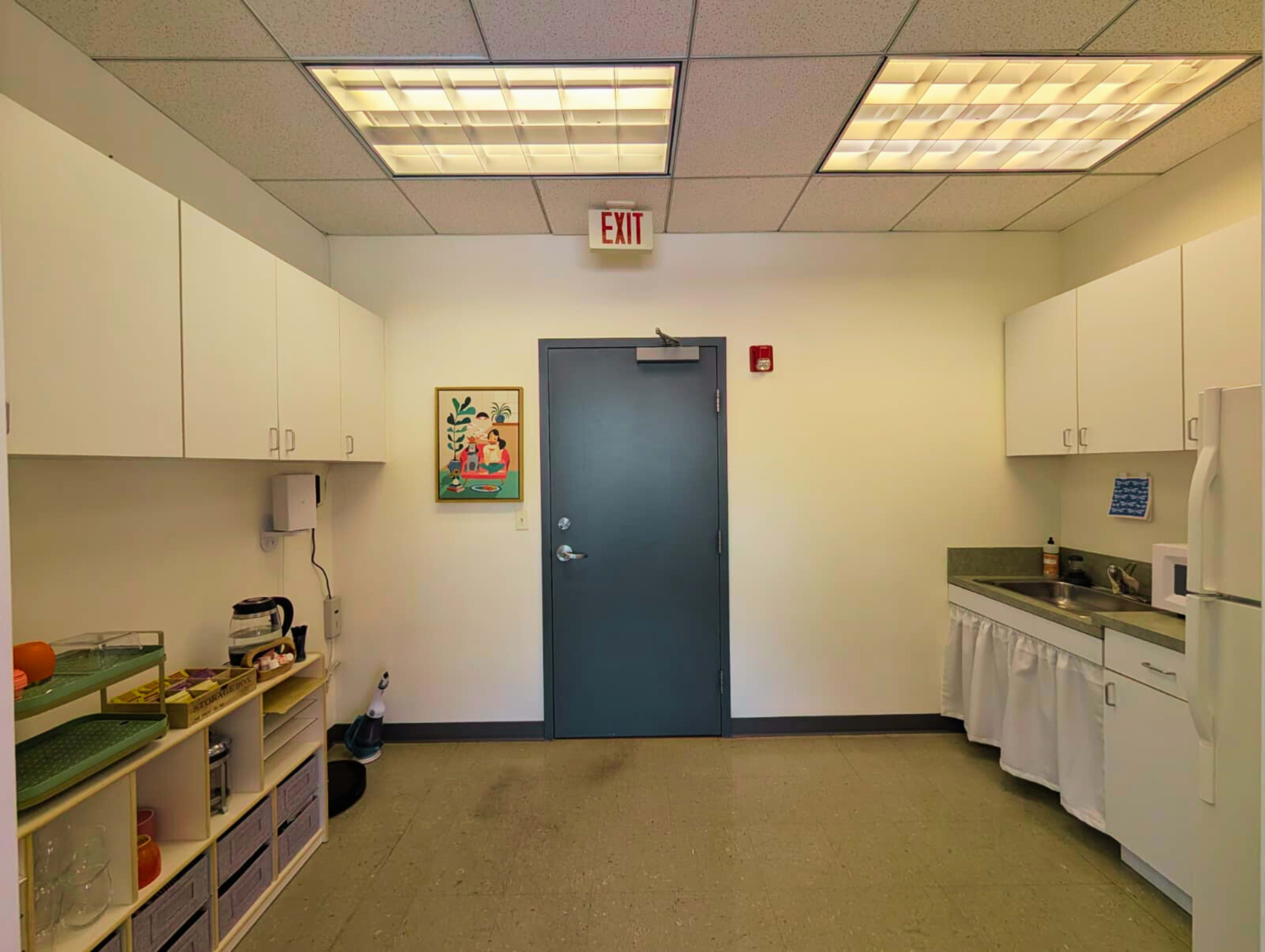 Bright Spacious Modern Classroom for 10 in Falls Church with Free Parking Image in West Falls Church, Falls Church, VA