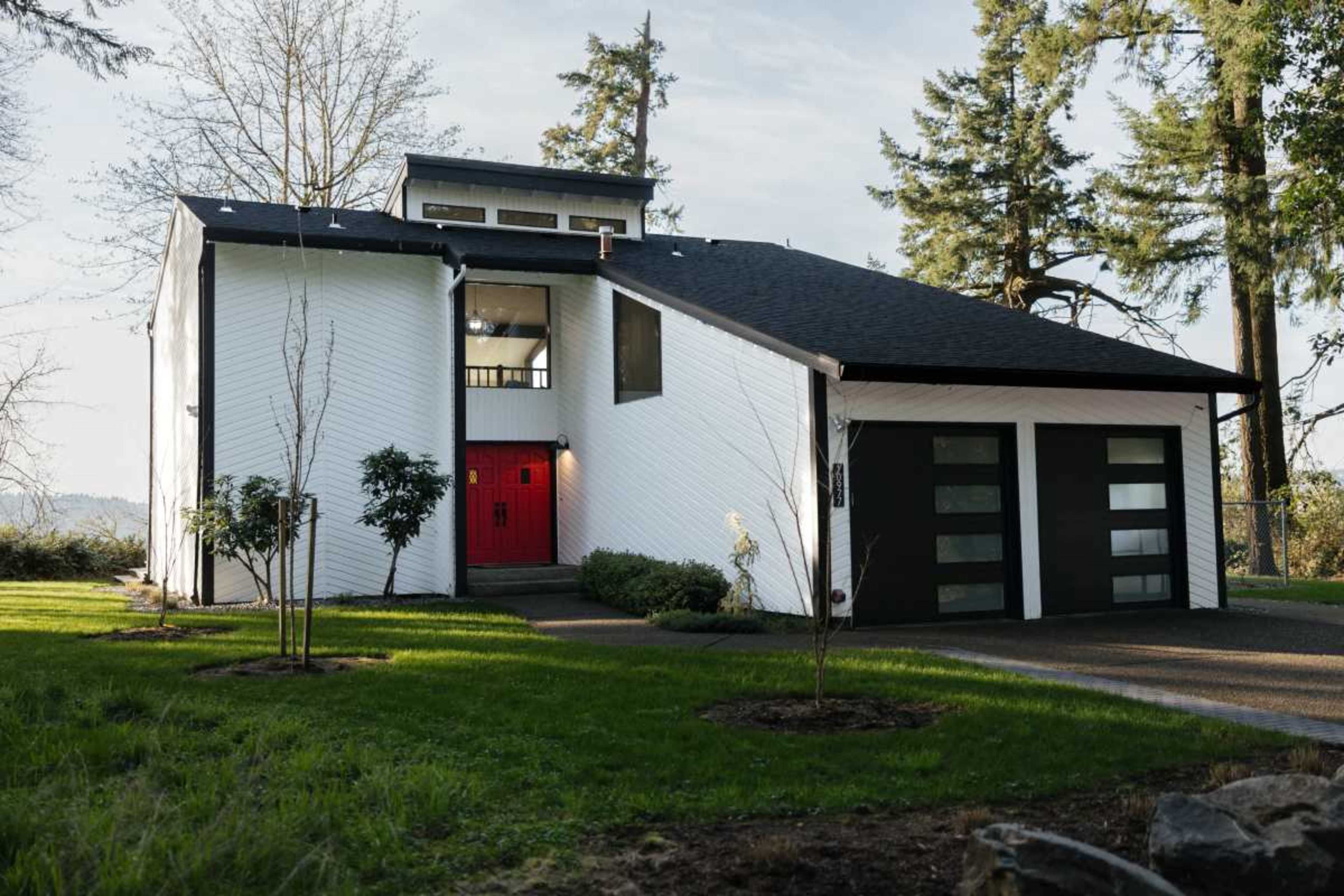 Stylish Nature Retreat with Vintage Charm and Room to Celebrate Image in , Oregon City, OR