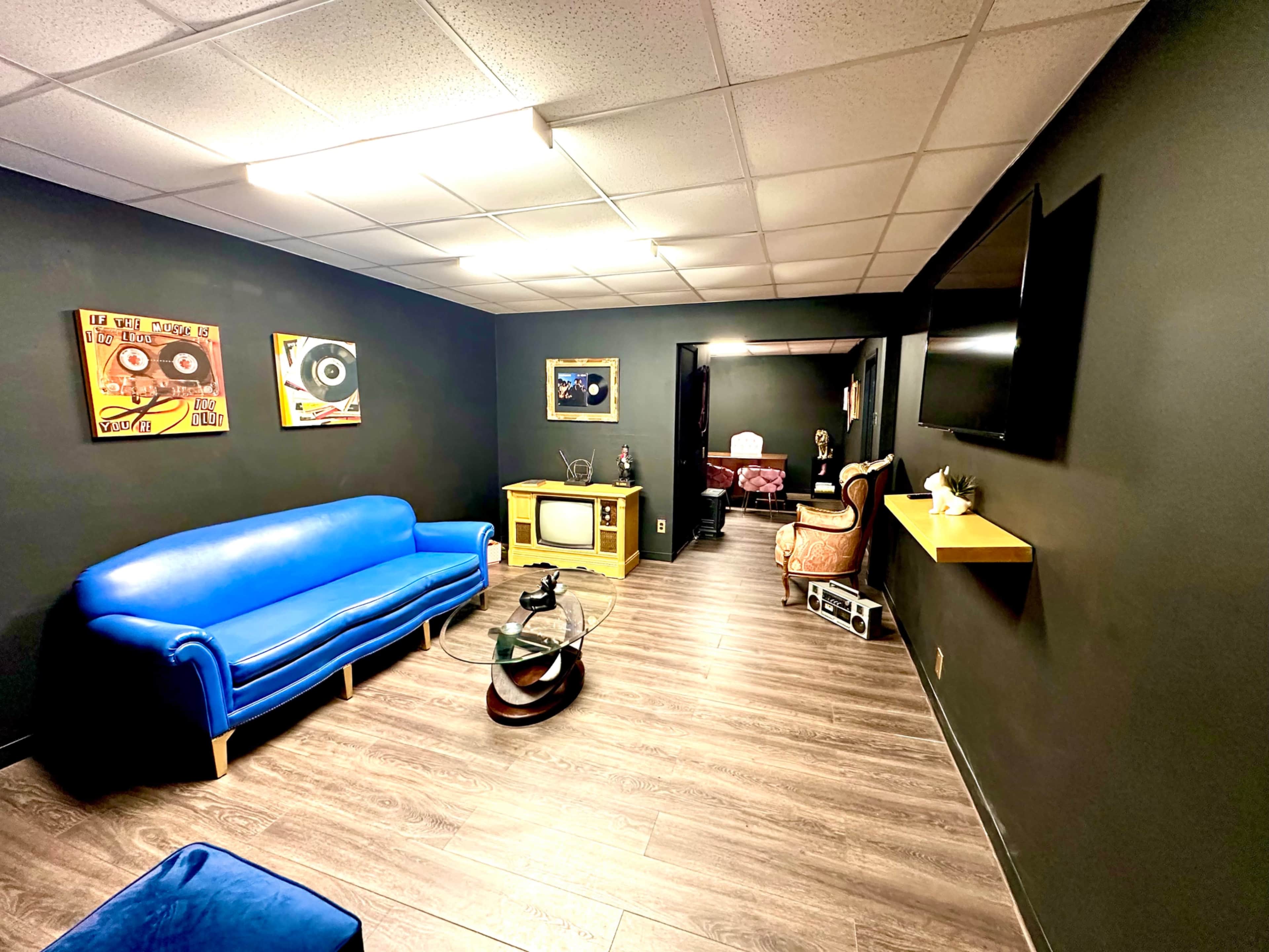 Houston's Unique Creative Space centrally located great for photo/video shoots, pod cast, and meetings ! Image in Westside, Houston, TX