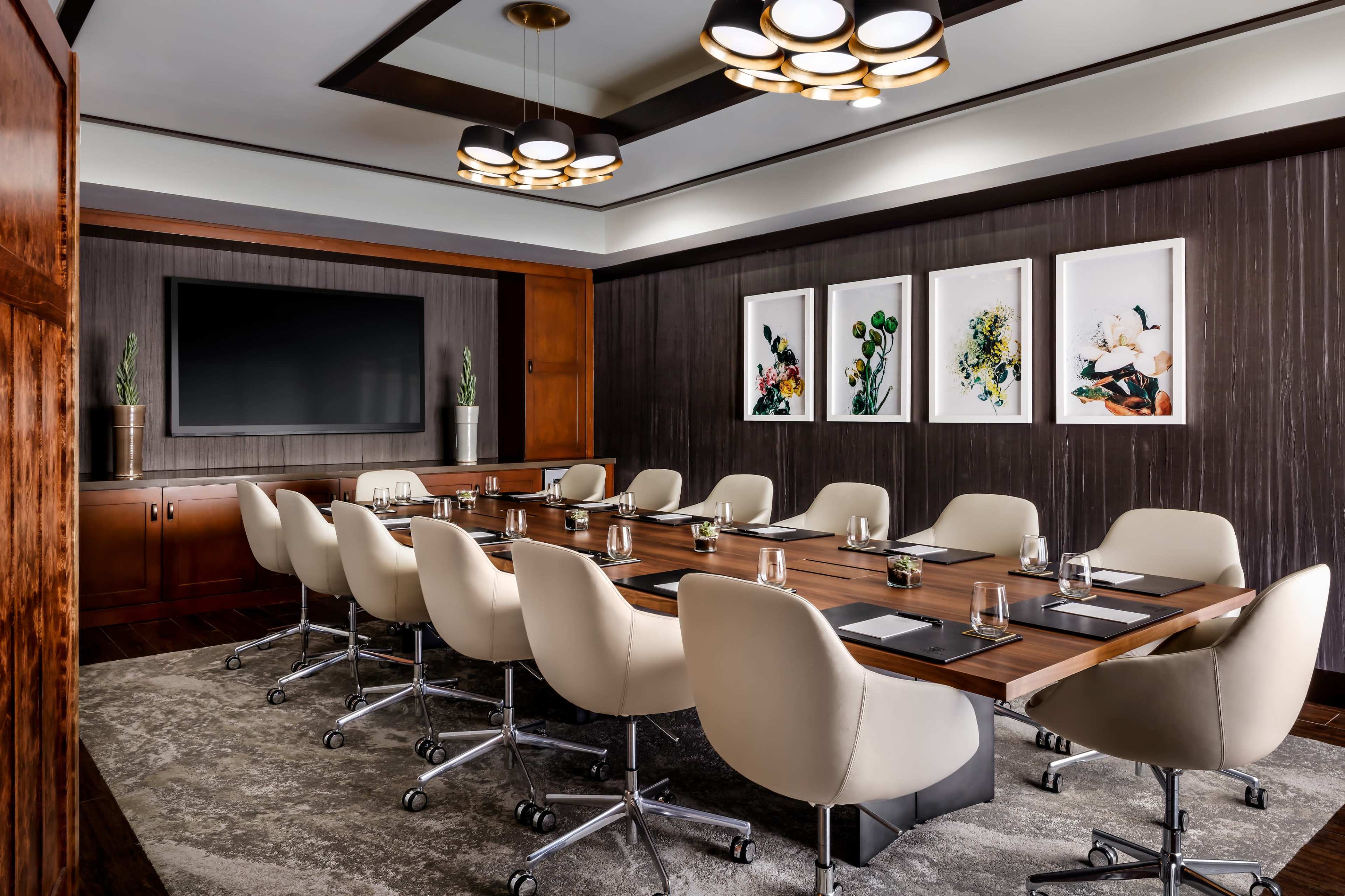 Luxury Meeting space w/ Natural Light and Video Conferencing Image in Mid-City, Santa Monica, CA