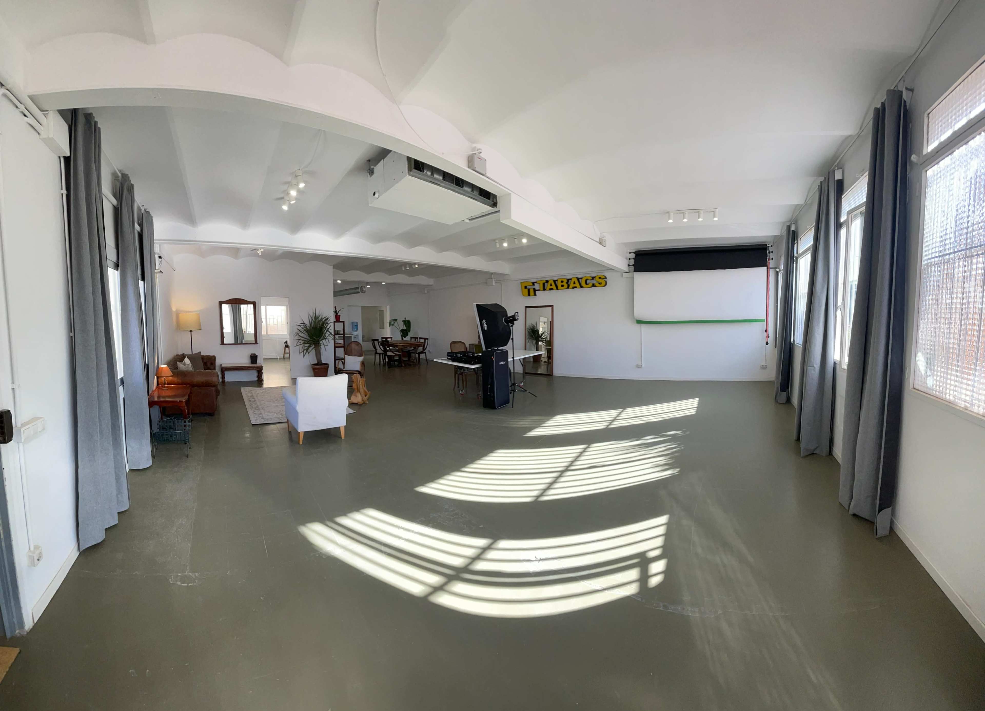 Estudio fotográfico cerrado, equipado e industrial con vistas aéreas Imagen en Hostafrancs, Barcelona, B