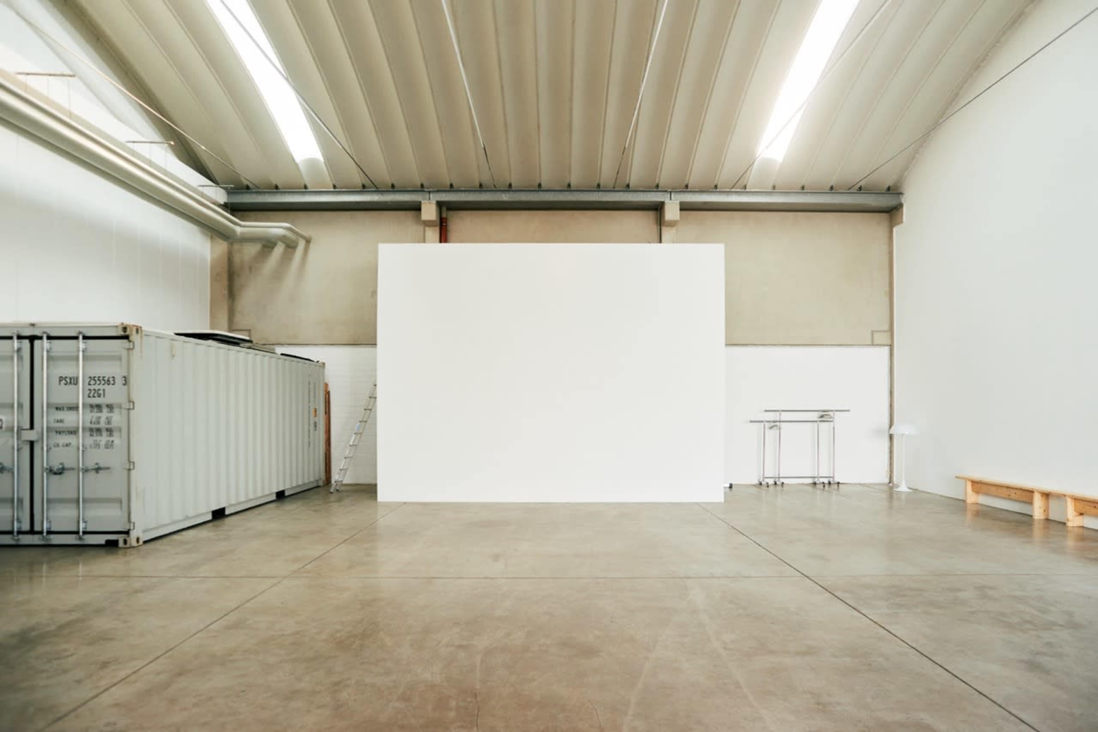 Lichtdurchflutete Industriehalle mit cleanem Betonboden und wunderschönem Tageslichteinfall Image in Flingern Nord, Düsseldorf