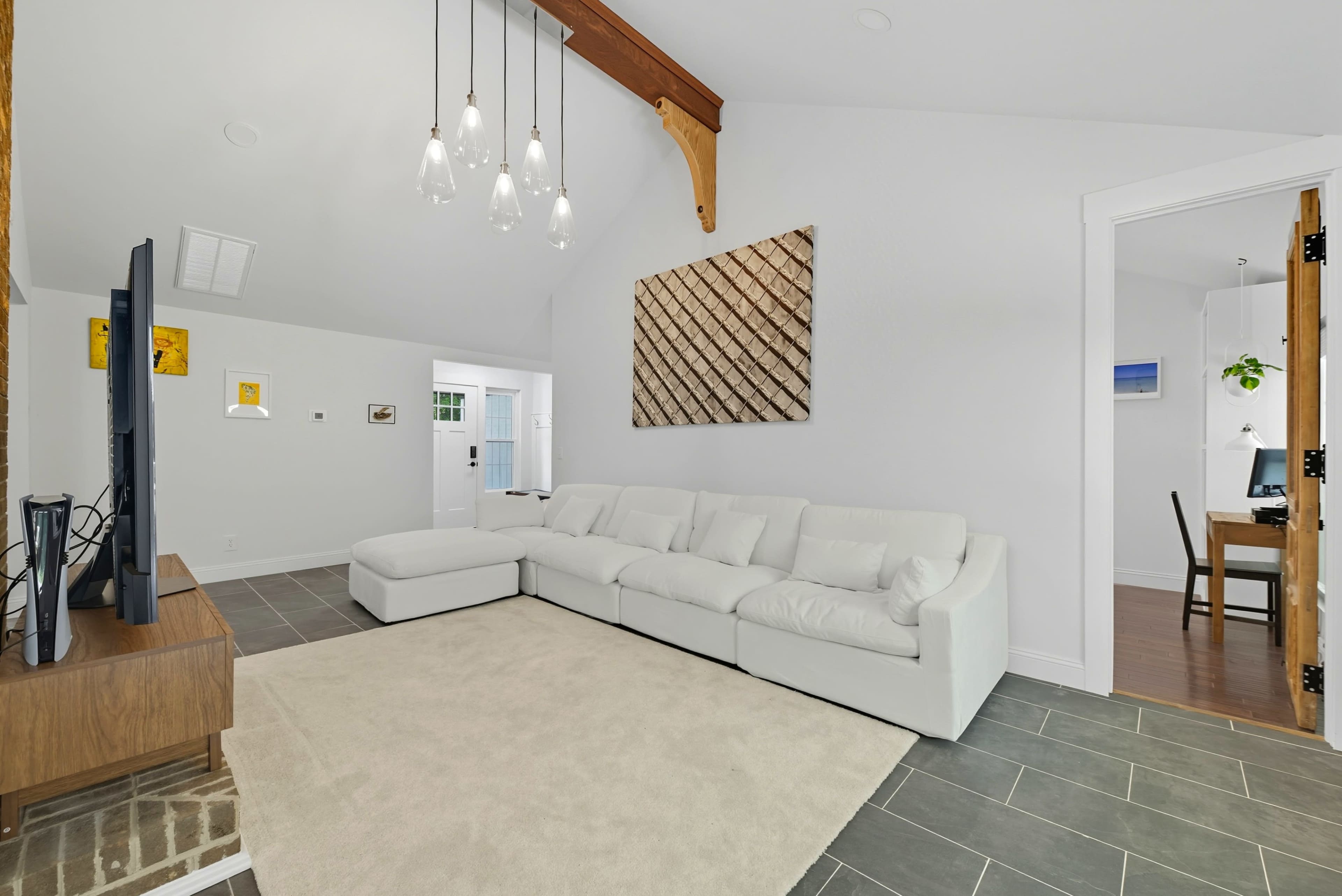 Contemporary and Spacious 5 Besroom 3 Bath Retreat with Patio Image in Mineral Springs / Rumple Road, Charlotte, NC