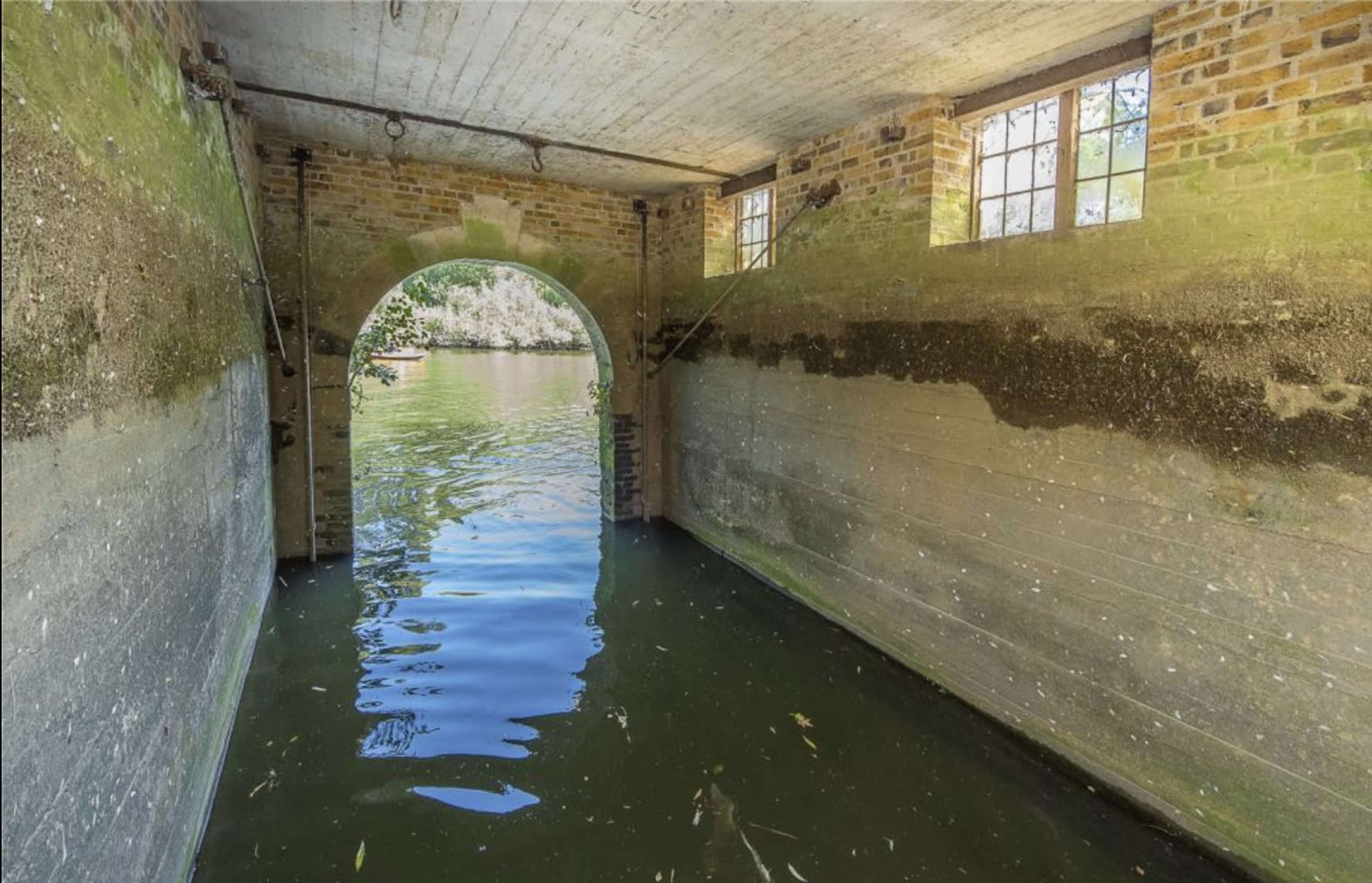 Riverside Property With Boathouse & Large Garden Image in Twickenham, Twickenham, ENG