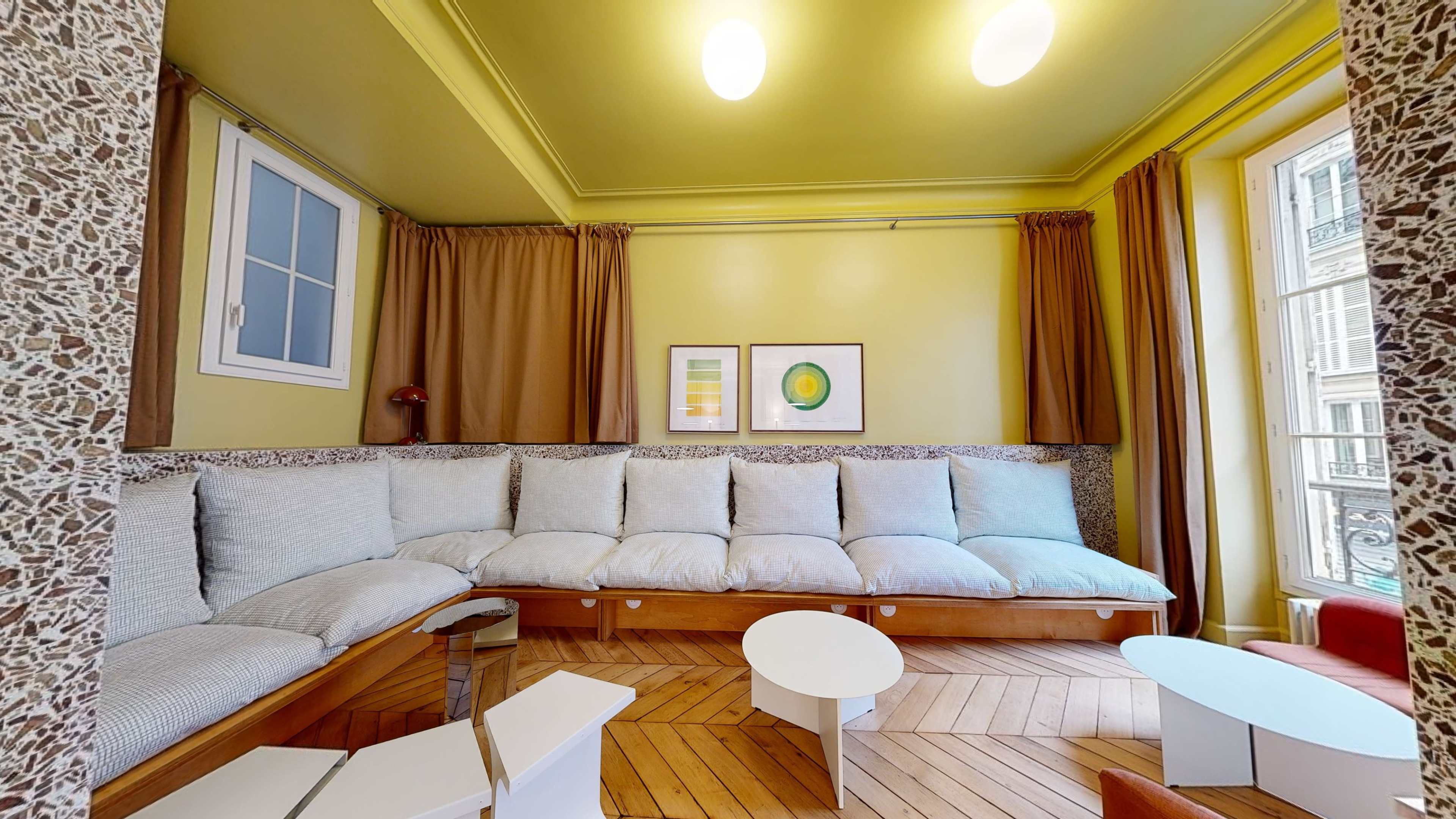 Espace de réunion moderne et convivial au cœur du 9ème arrondissement Image dans Saint-Georges, Paris, 