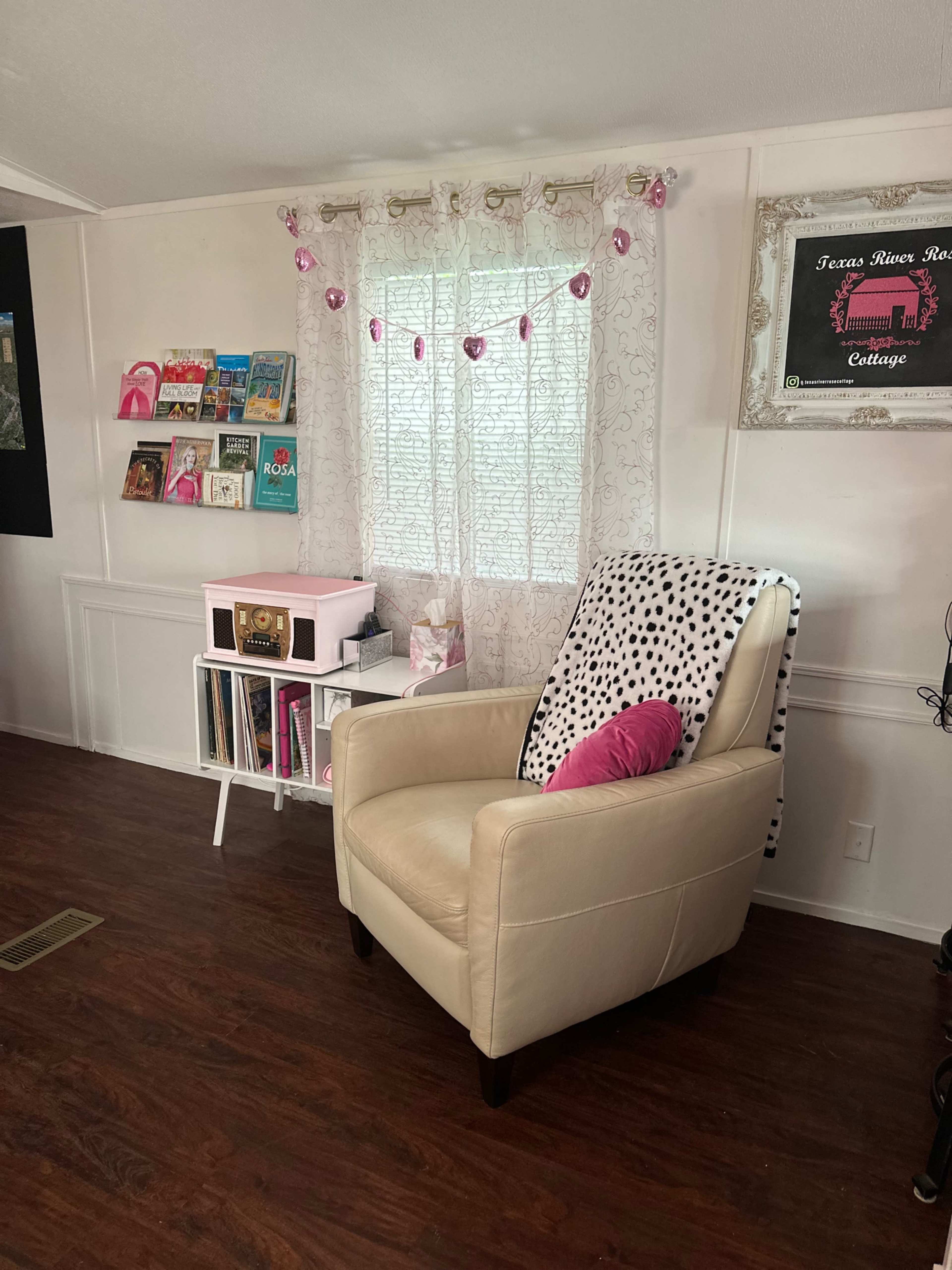Cozy Pink Cottage near the Guadalupe River and shopping. Image in Canyon Lake, New Braunfels, TX