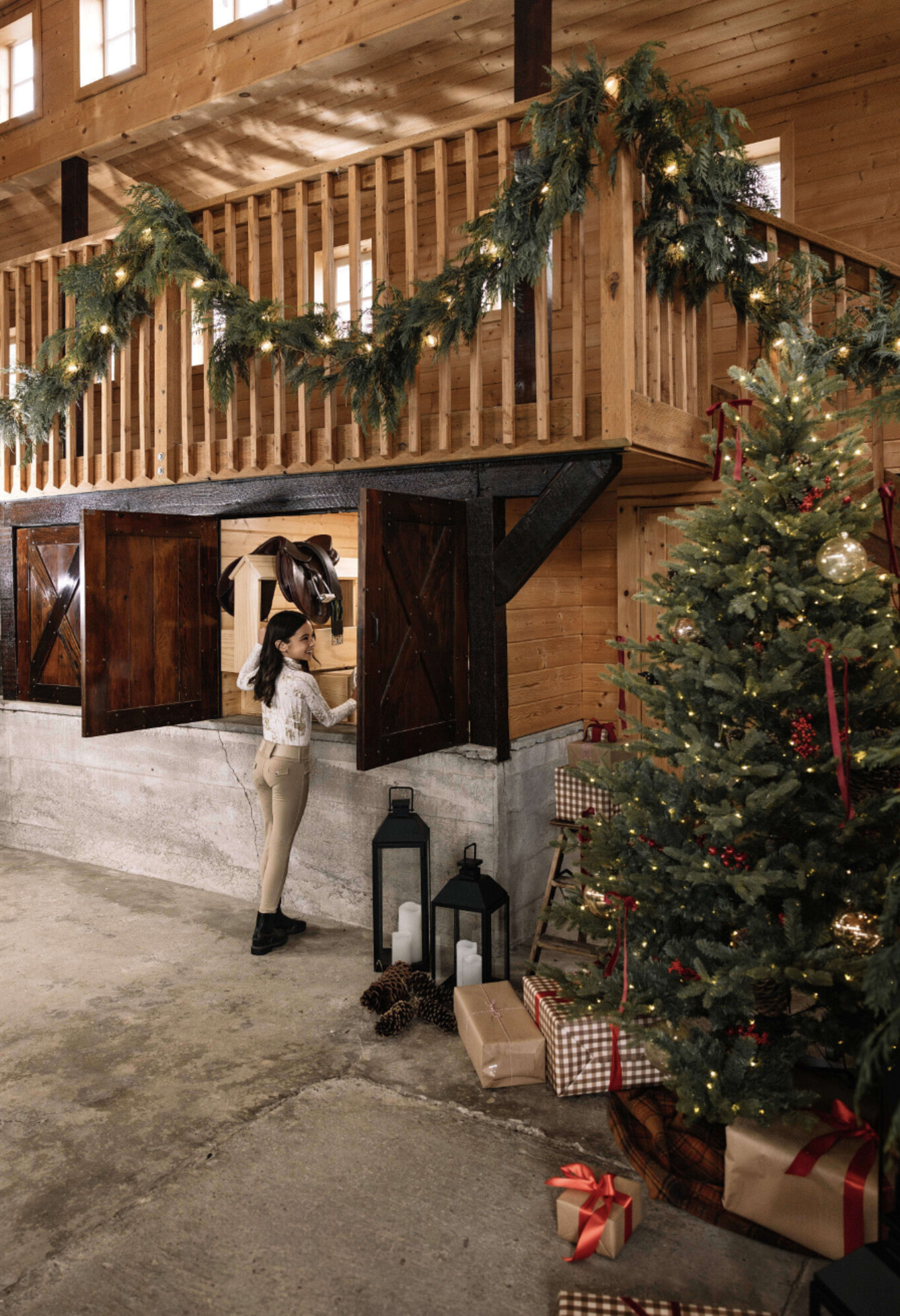 Christmas Barn Photo Location | Vintage Farm, Festive Garlands, Decorated Tree & Horses Image in Edgewood, Edgewood, WA