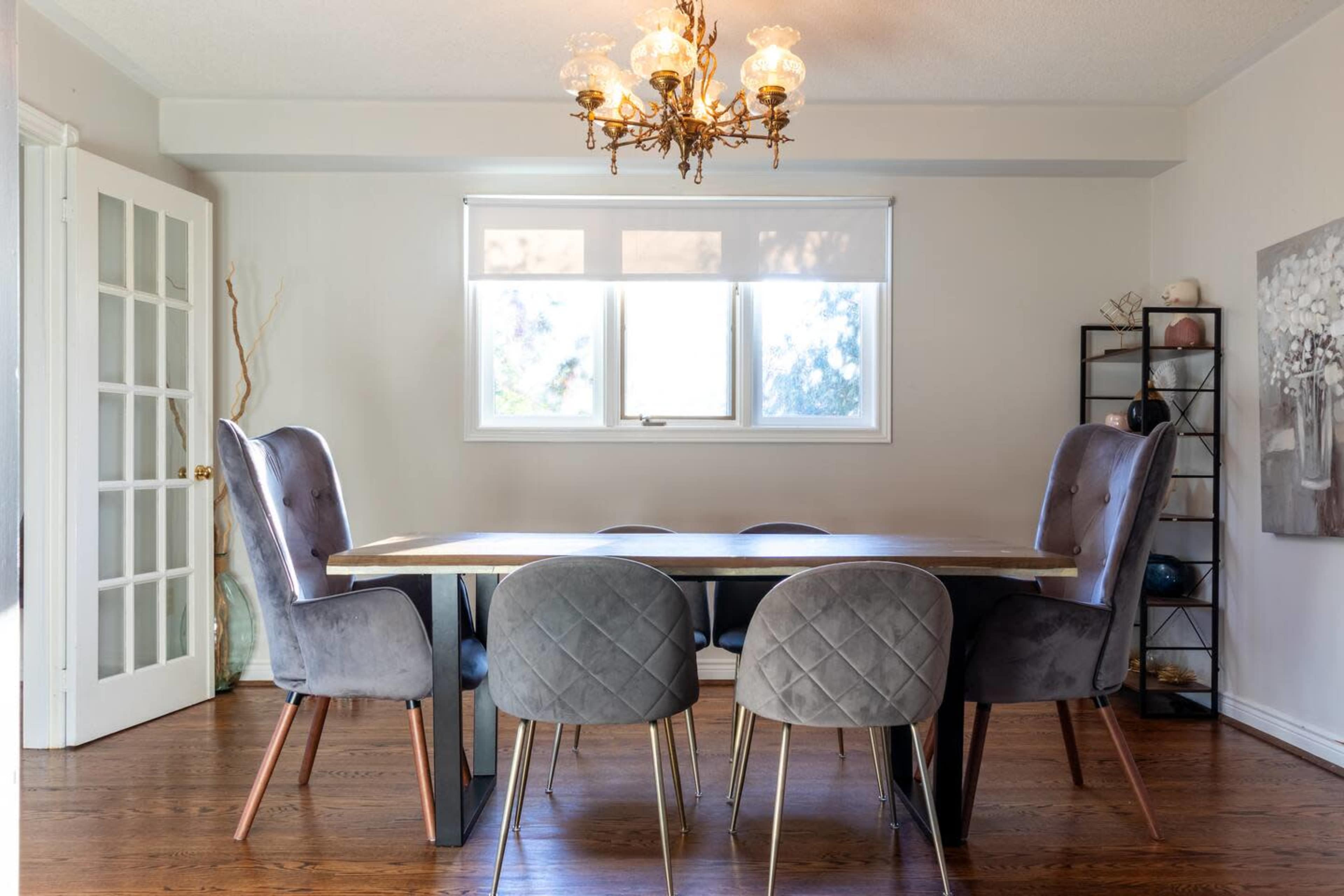 Spacious 7-Bedroom Villa With Pool, Hot Tub, And Game Room – Ideal For Film & Photo Shoots Image in Mississauga, Mississauga, ON