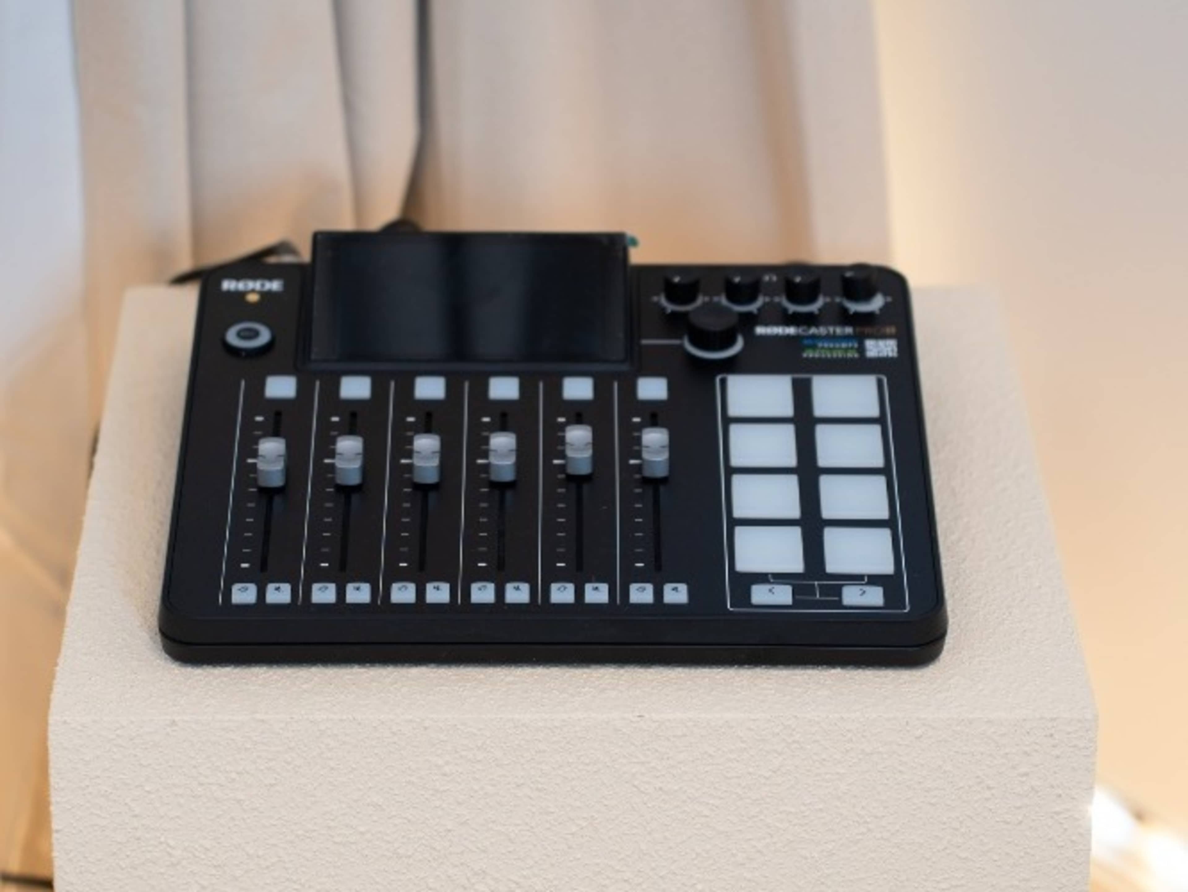 Rode RODECaster Pro II Audio Production Studio Bun