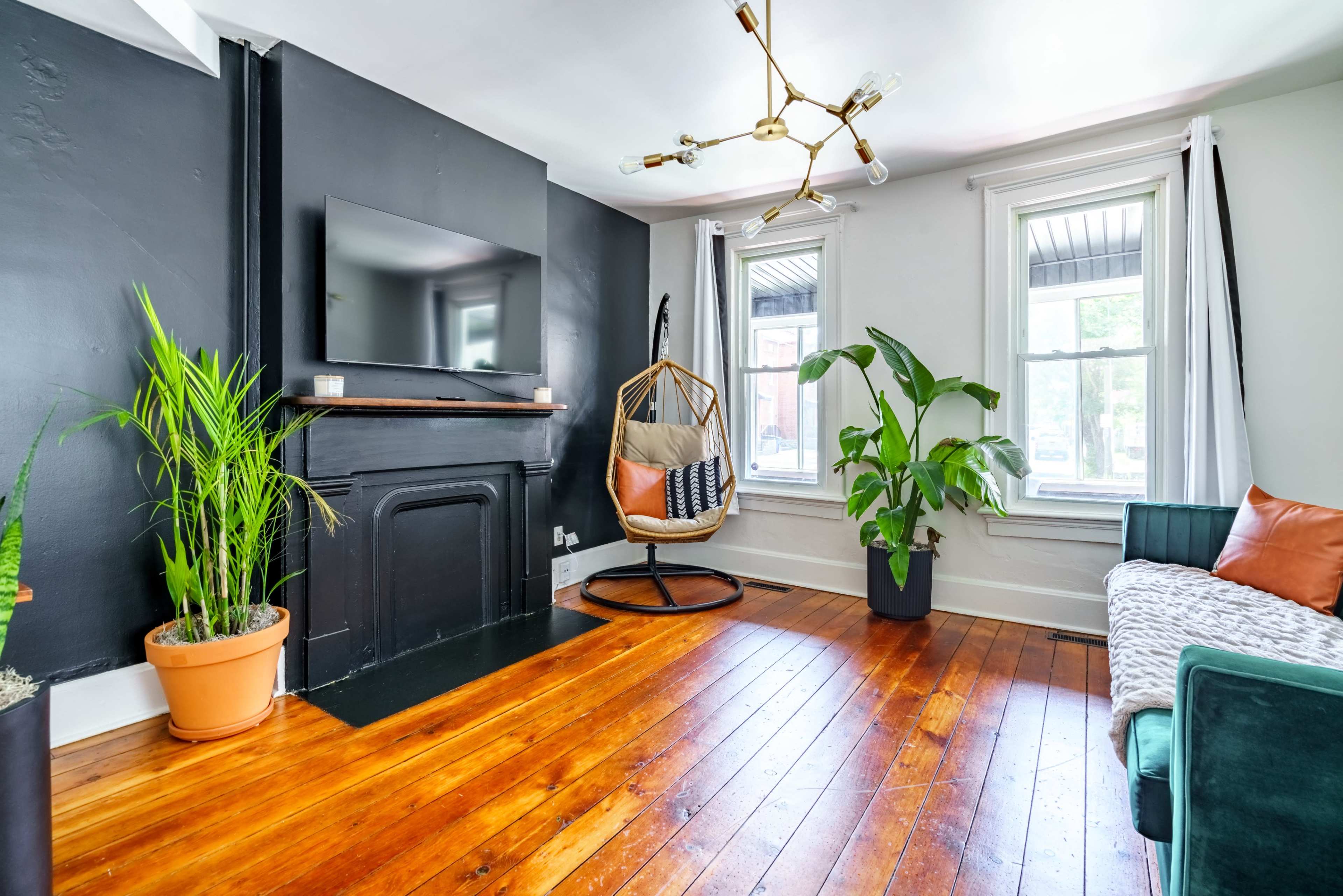 Blue Casita 🌿🐯  Short North • Convention • King Bed • Parking Free Image in Italian Village, Columbus, OH