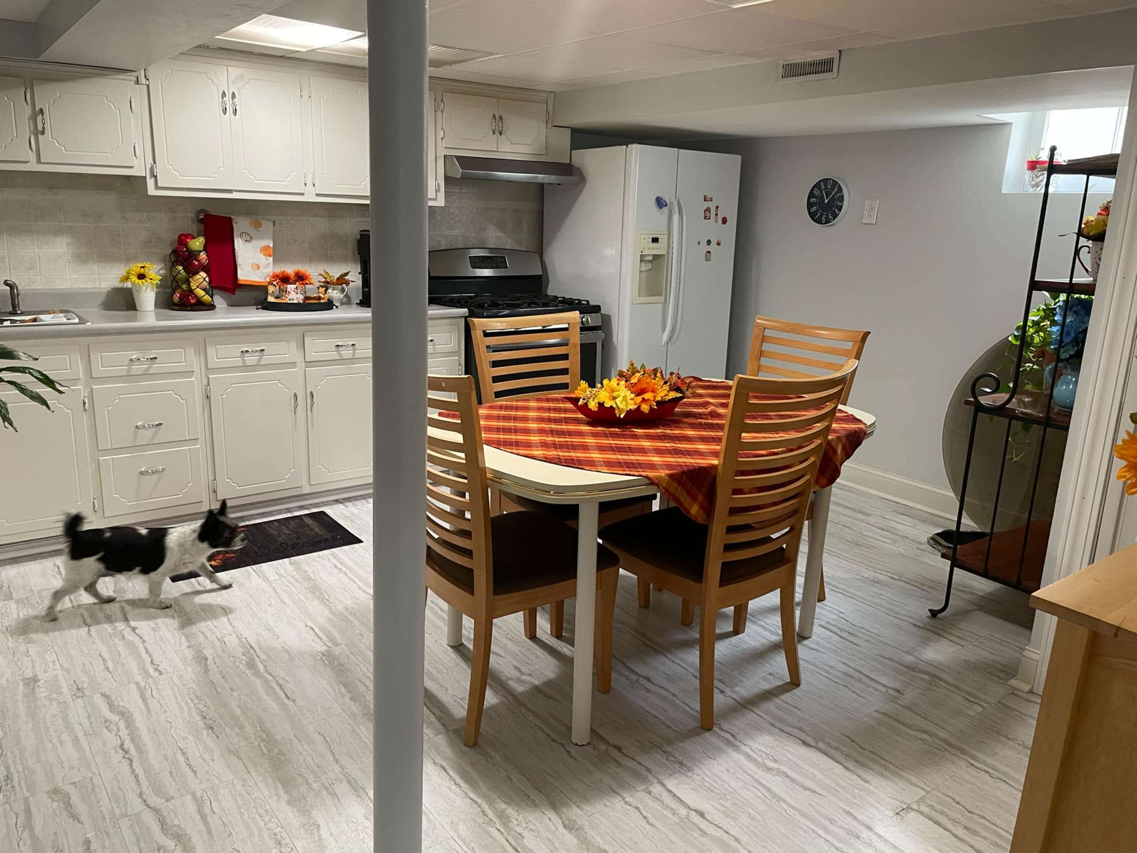 5 minute walk to the Forest preserve. 10 minute drive to Lake Michigan. 10 minute drove to Wolf Lake Indiana. Image in South Side, Chicago, IL