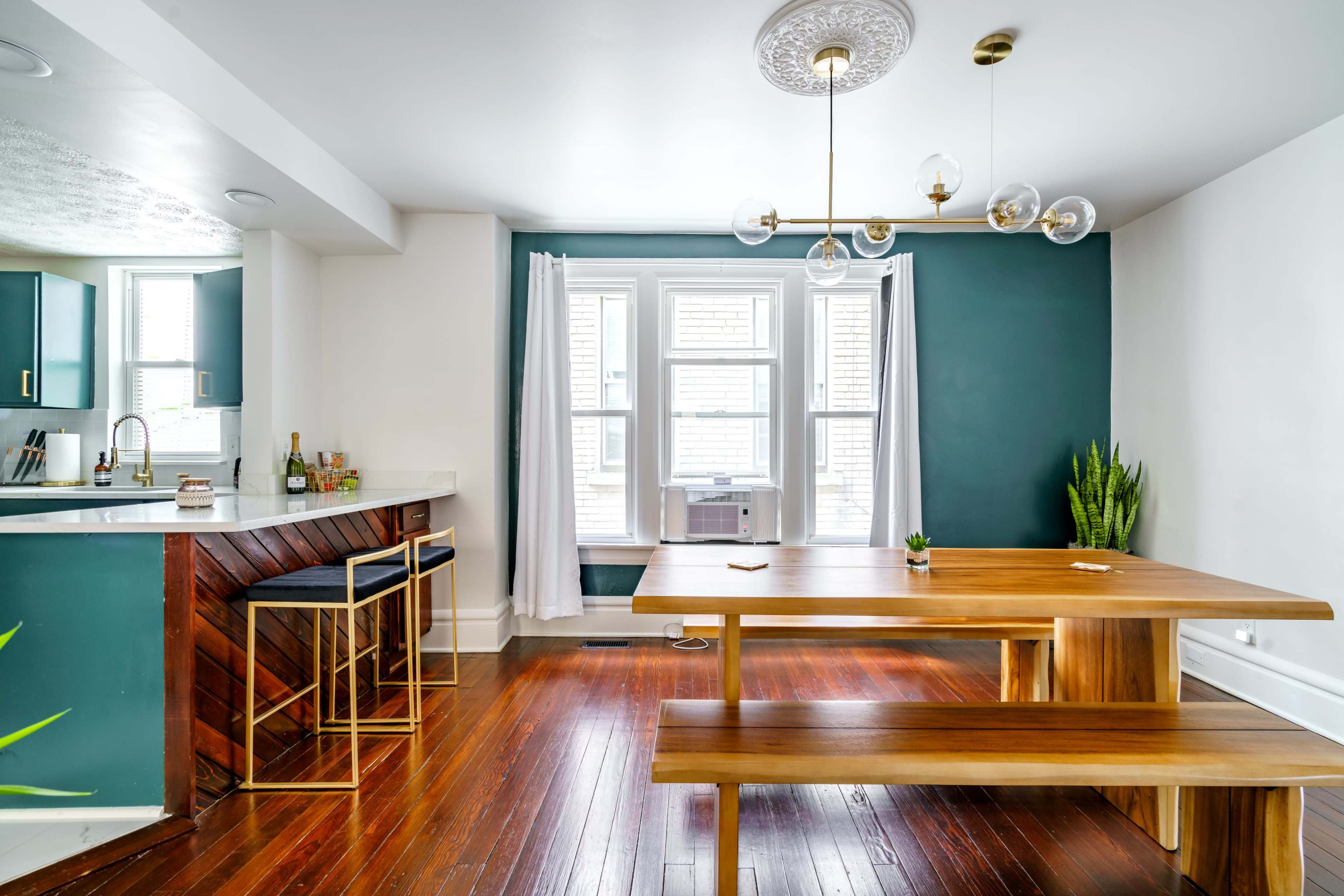 Lundy 33 🌿🐯 Over 4,500 Reviews • Prime Location • Parking Image in Short North Arts District, Columbus, OH