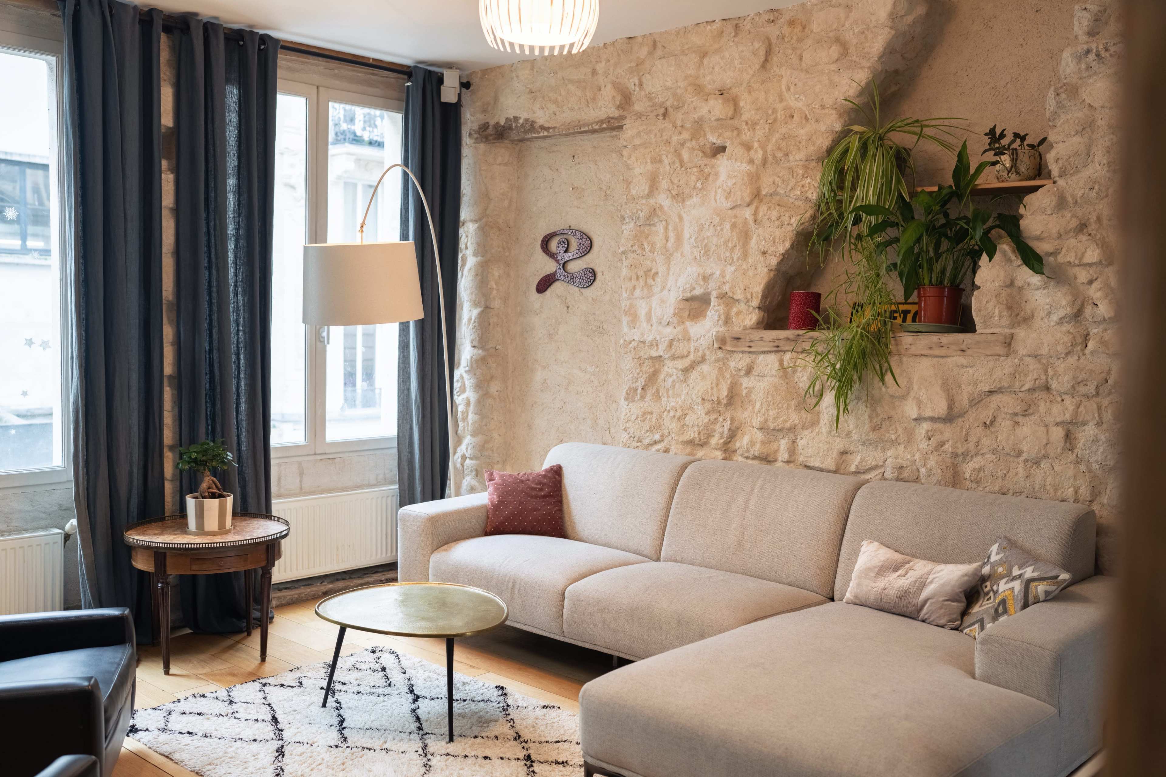 Appartement Authentique - Pierre et Poutres Apparentes Image in Hôpital-Saint-Louis, paris