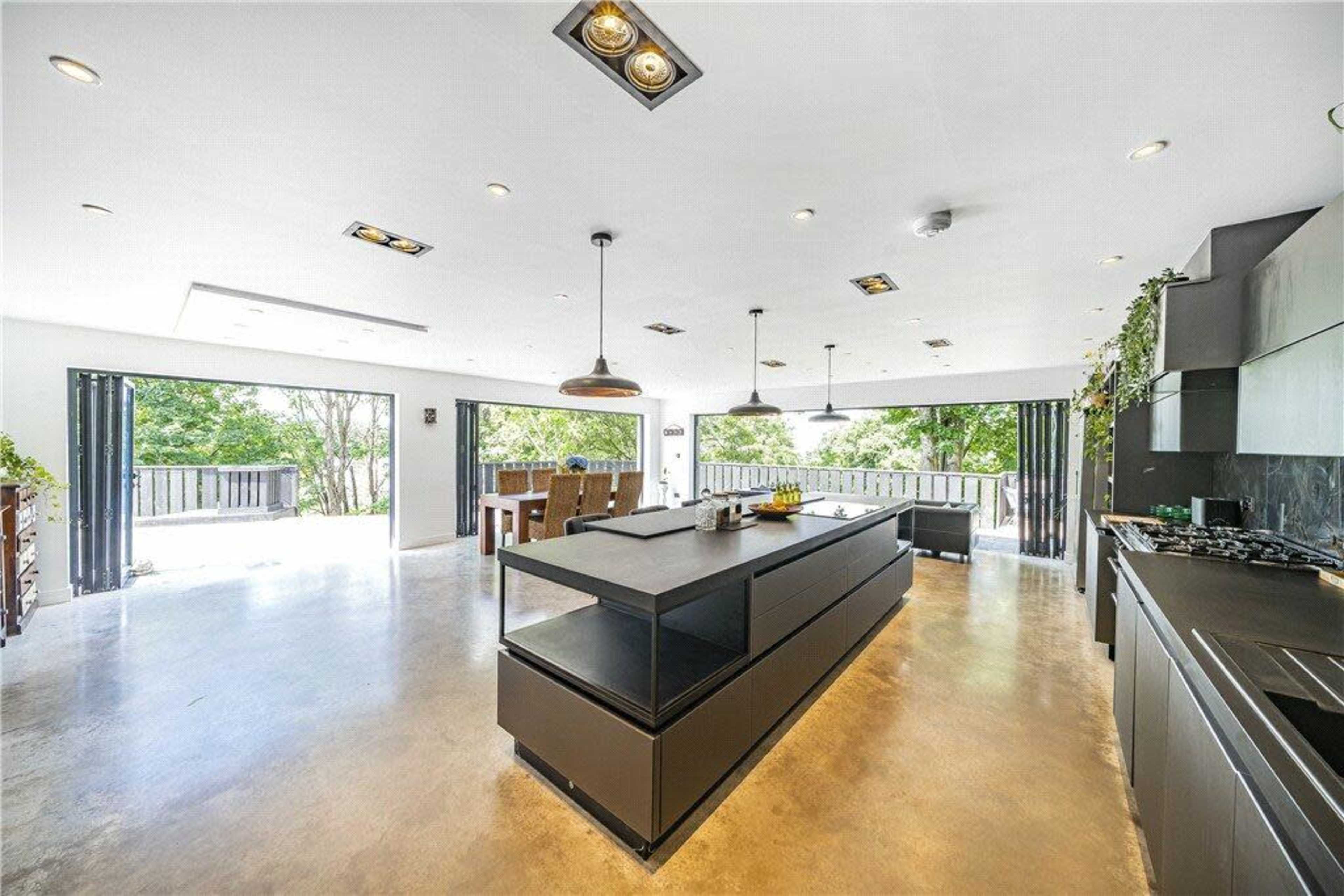 London villa with garden and skyline views, hot tub and sauna Image in Belvedere, London, ENG