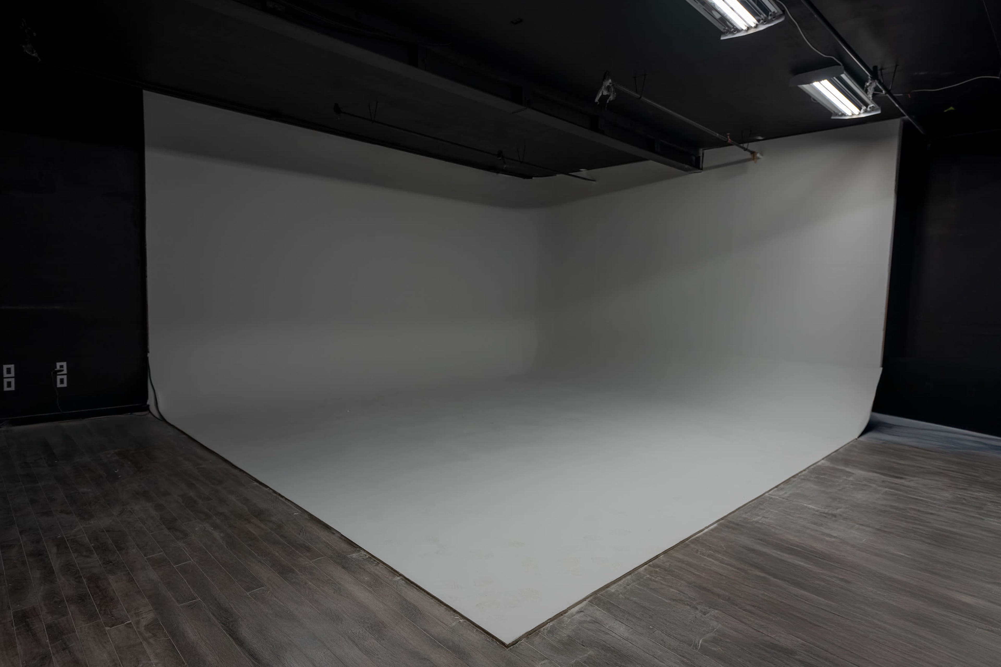 Large cyc wall, black out, sound treated, high grade outlets Image in Niagara, Toronto, ON