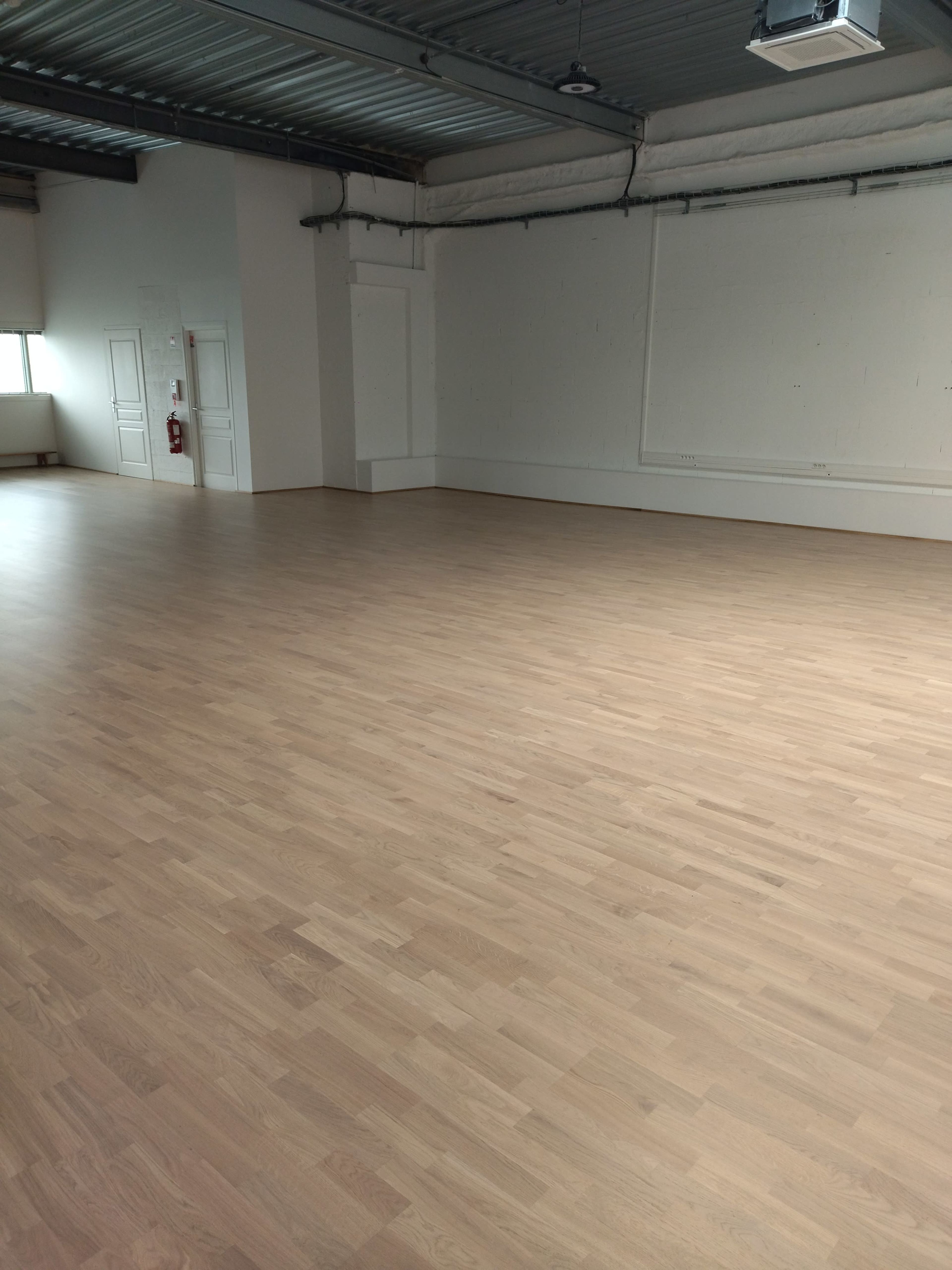 Grand studio de danse lumineux Image dans , Pantin, 