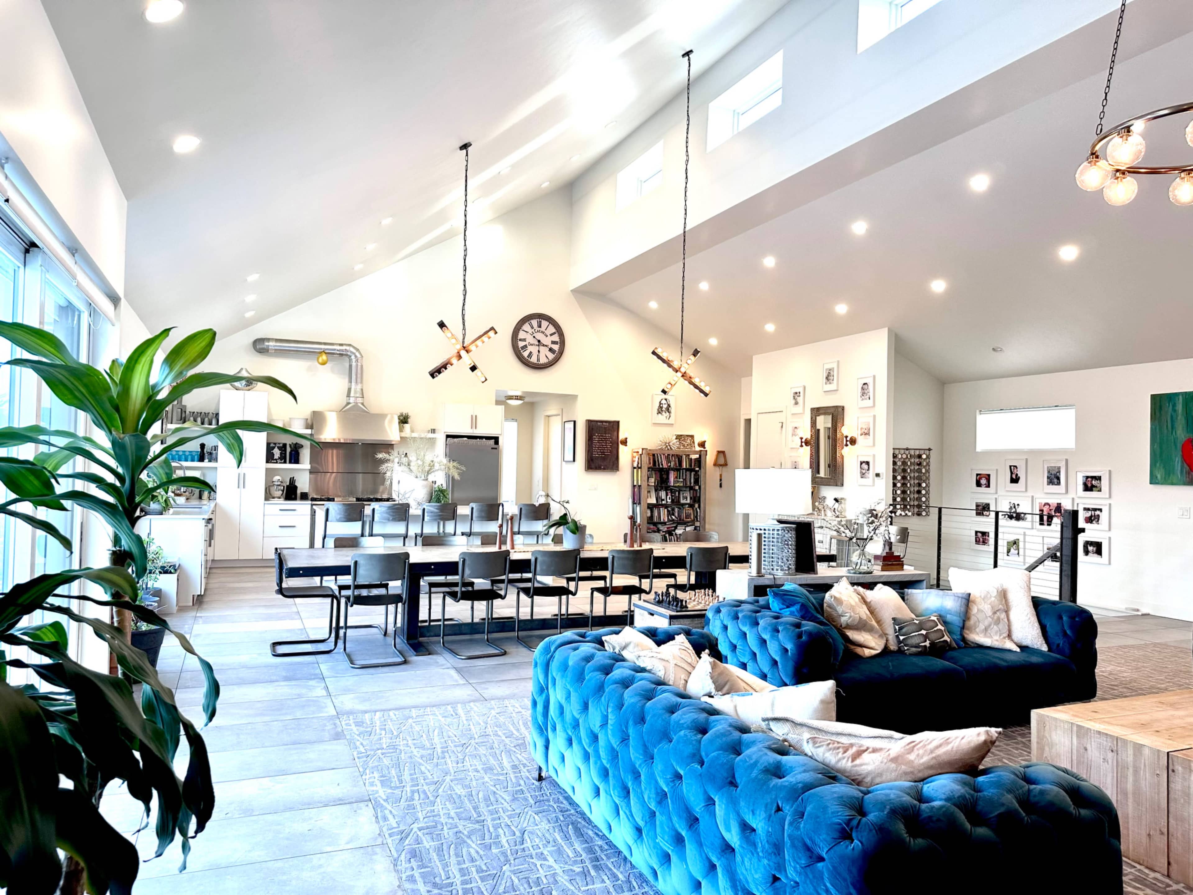 Modern house in the countryside with large open plan great room that has 18 foot 6 ceiling. Image in , Eagle Mountain, UT