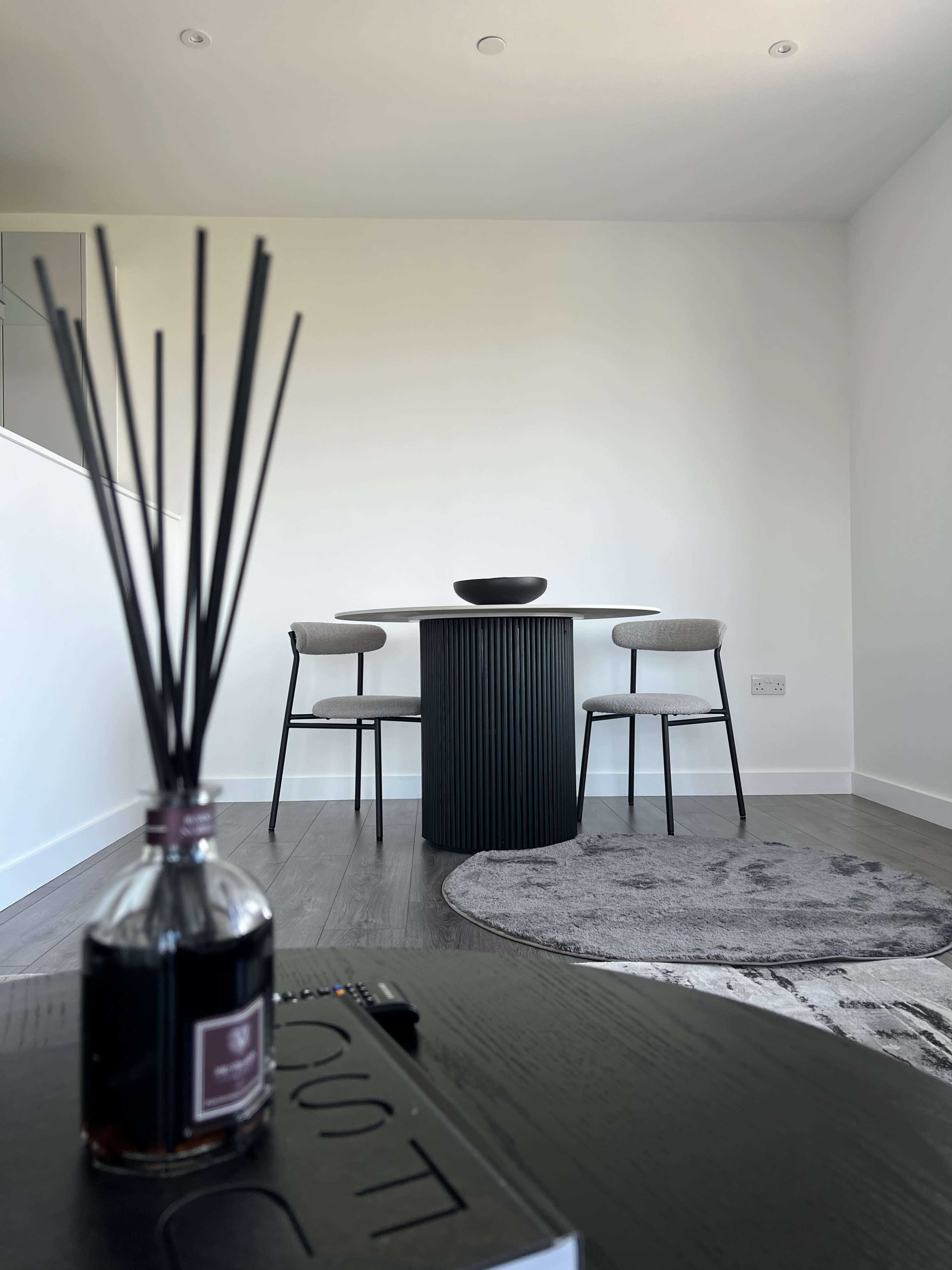 Minimalist & Modern Apartment Filled With Natural Light And Balcony: East London Image in Royal Docks, Woolwich, ENG