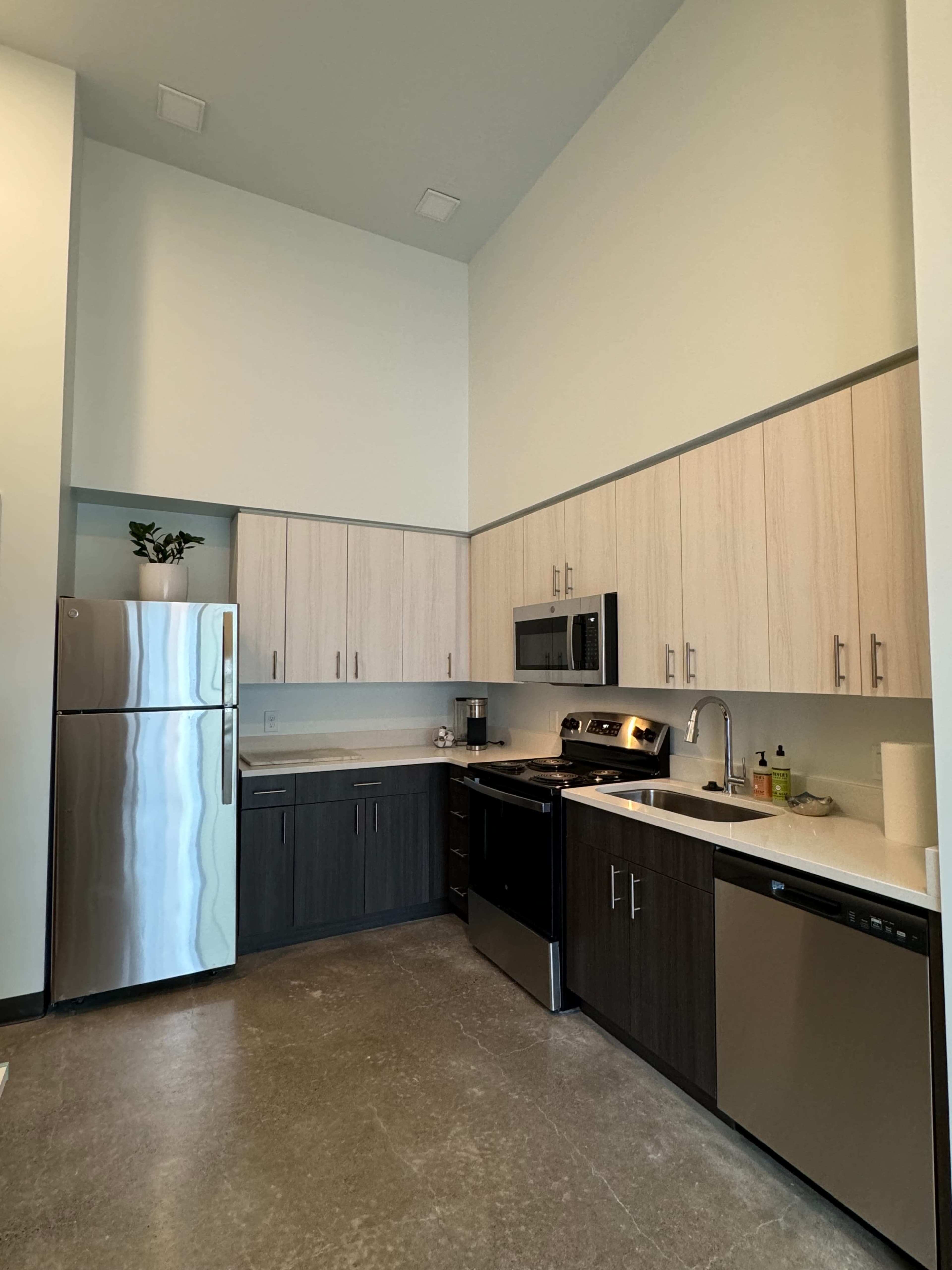 Urban Daylight Studio with direct street access- versatile aesthetic Image in Southeast Portland, Portland, OR