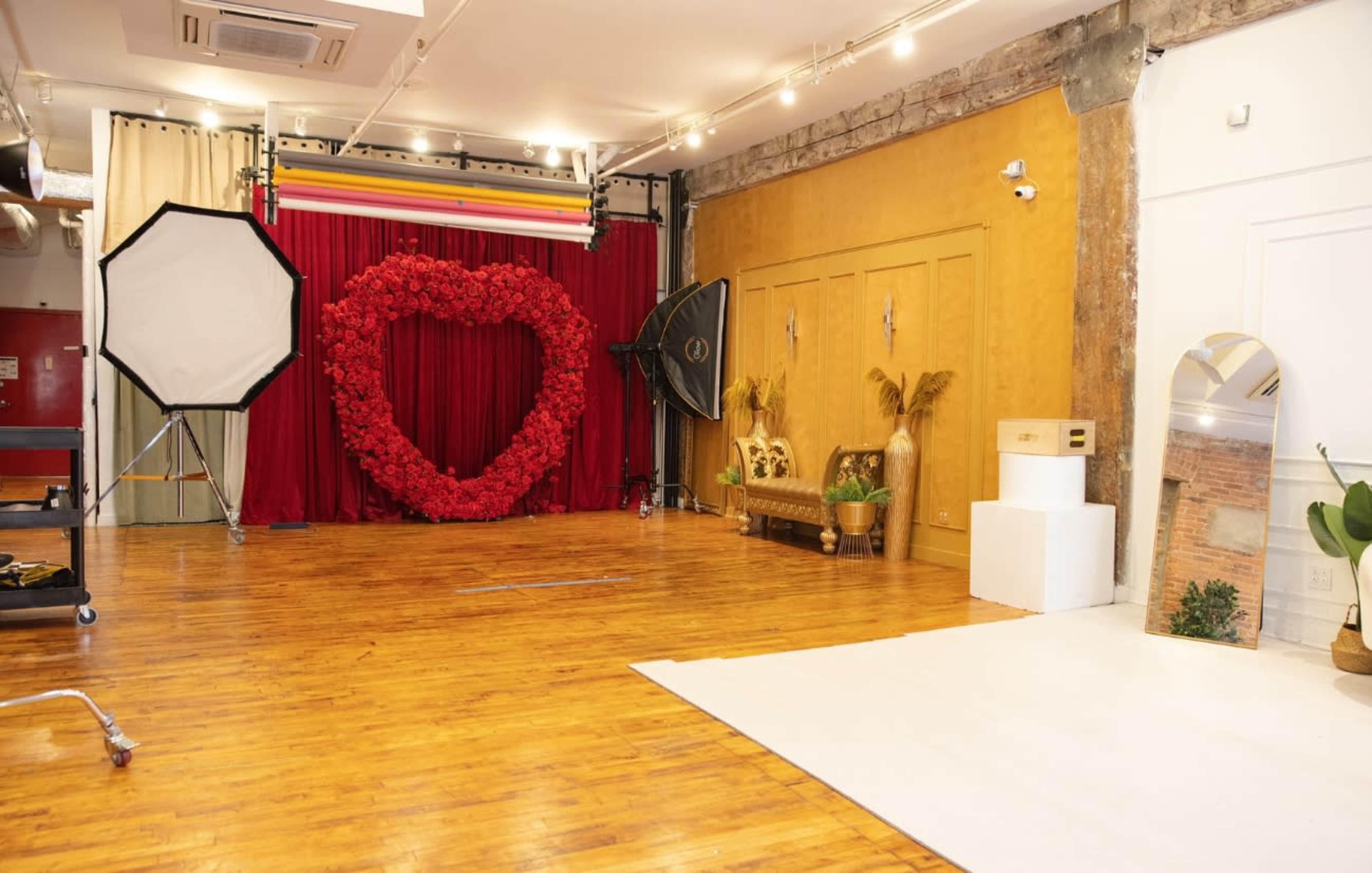 SPACIOUS STUDIO | FREE LIGHTING EQUIPMENT & PROPS | NATURAL LIGHTING Image in Greenpoint, Brooklyn, NY