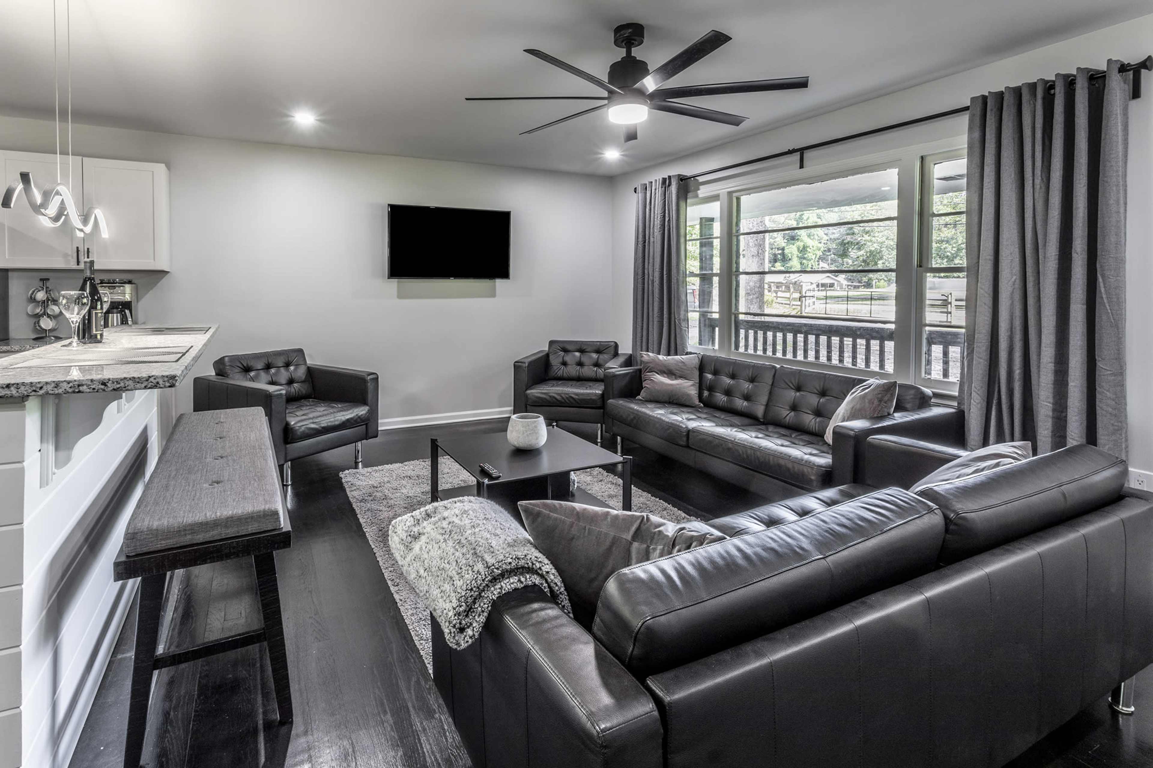 7 Acre Farmhouse Retreat w/ Reiki, Massage, Acupuncture, Pod Cast, Etc Offices Available! Image in Cliftondale, South Fulton, GA