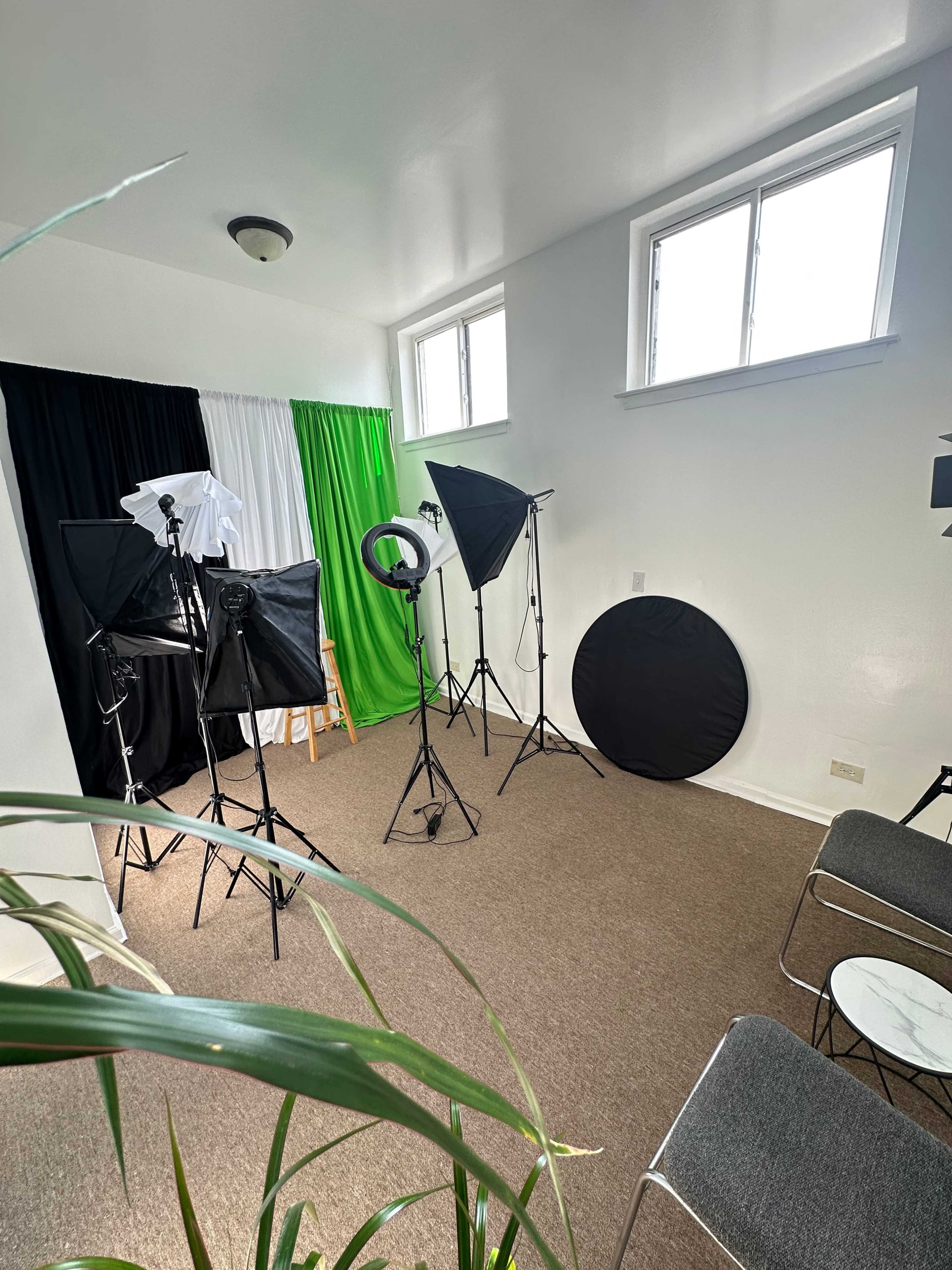 Modern South Side Chicago Photo Studio with Natural Light Image in Avalon Park, Chicago, IL