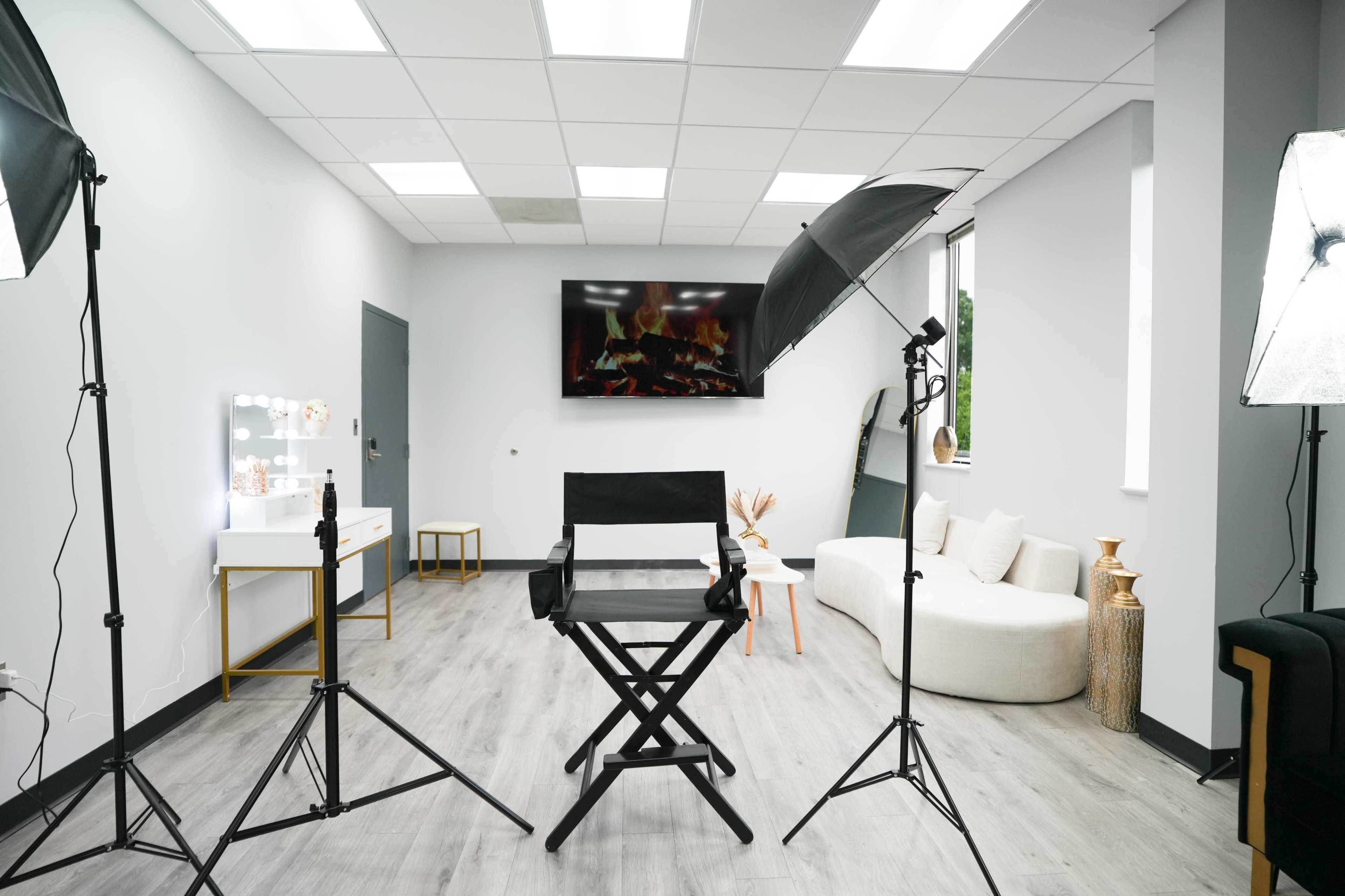 Luxury 24/7 Studio in Downtown Laurel – Furnished w/ Free Parking, Wi-Fi & Glam Station Image in Laurel, laurel, MD