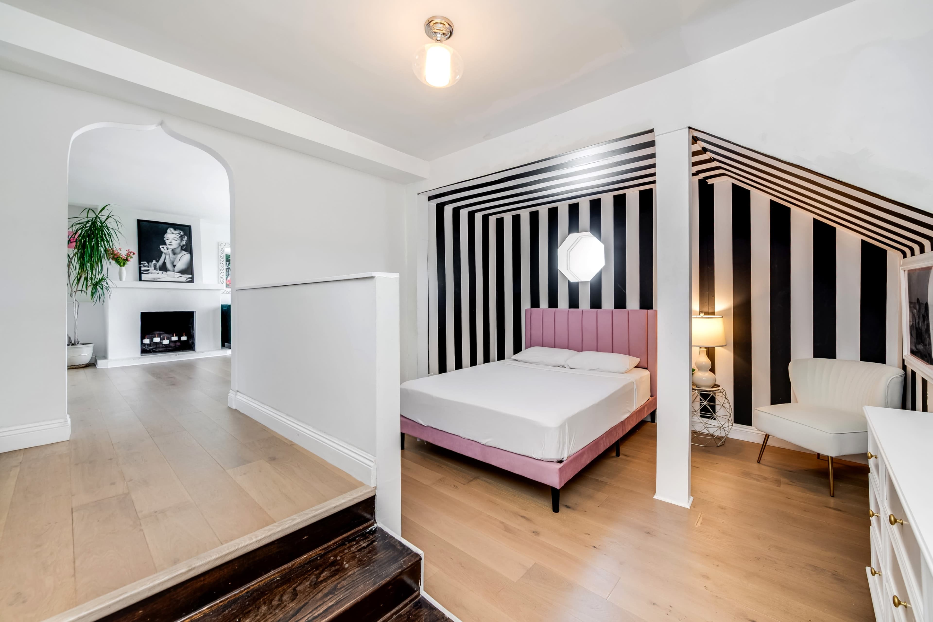 Hilltop apartment with view, vintage bathroom Image in Adams Hill, Glendale, CA