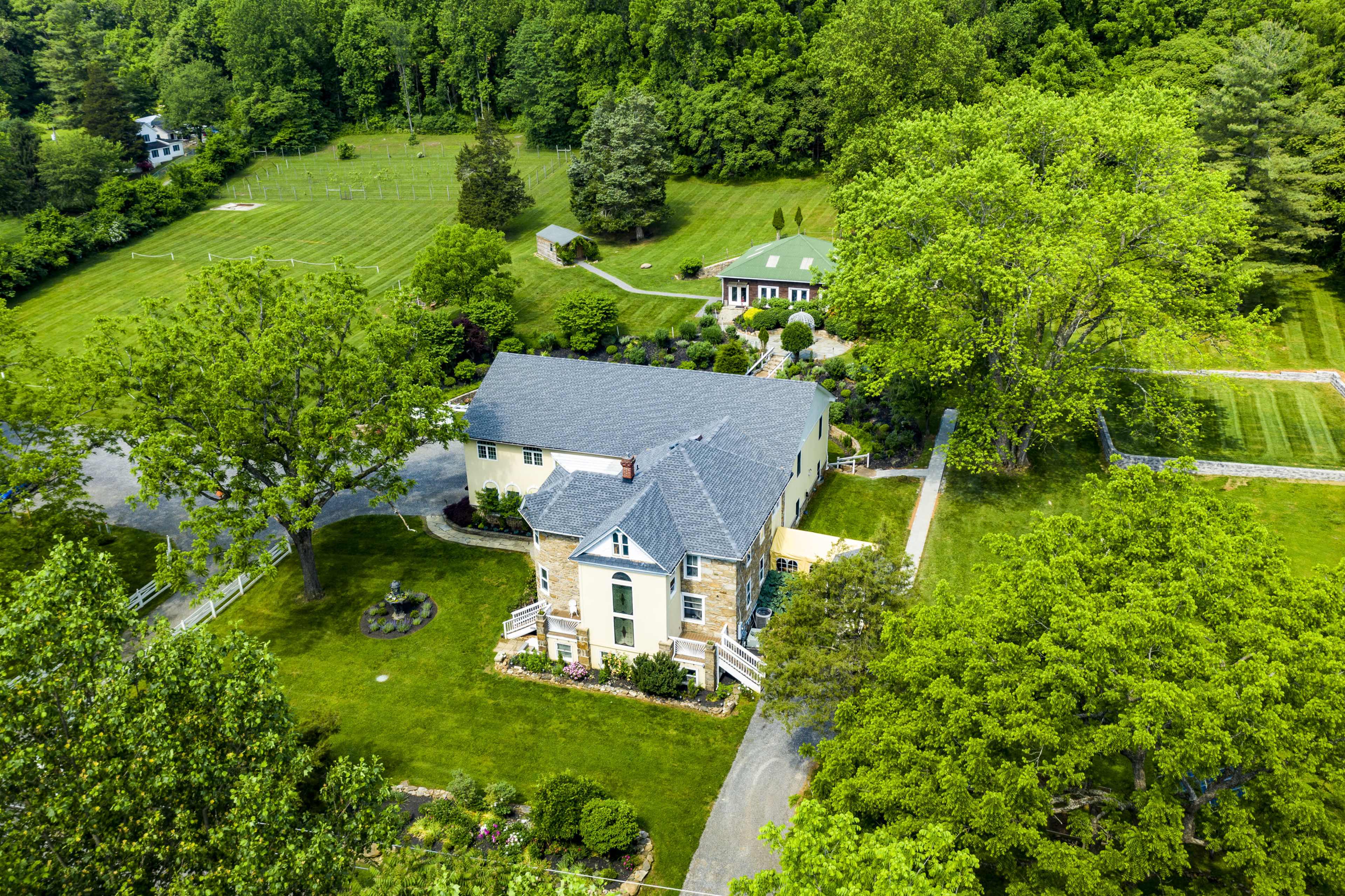 Loudoun Luxury B & B with Gorgeous Gardens Image in , Lovettsville, VA