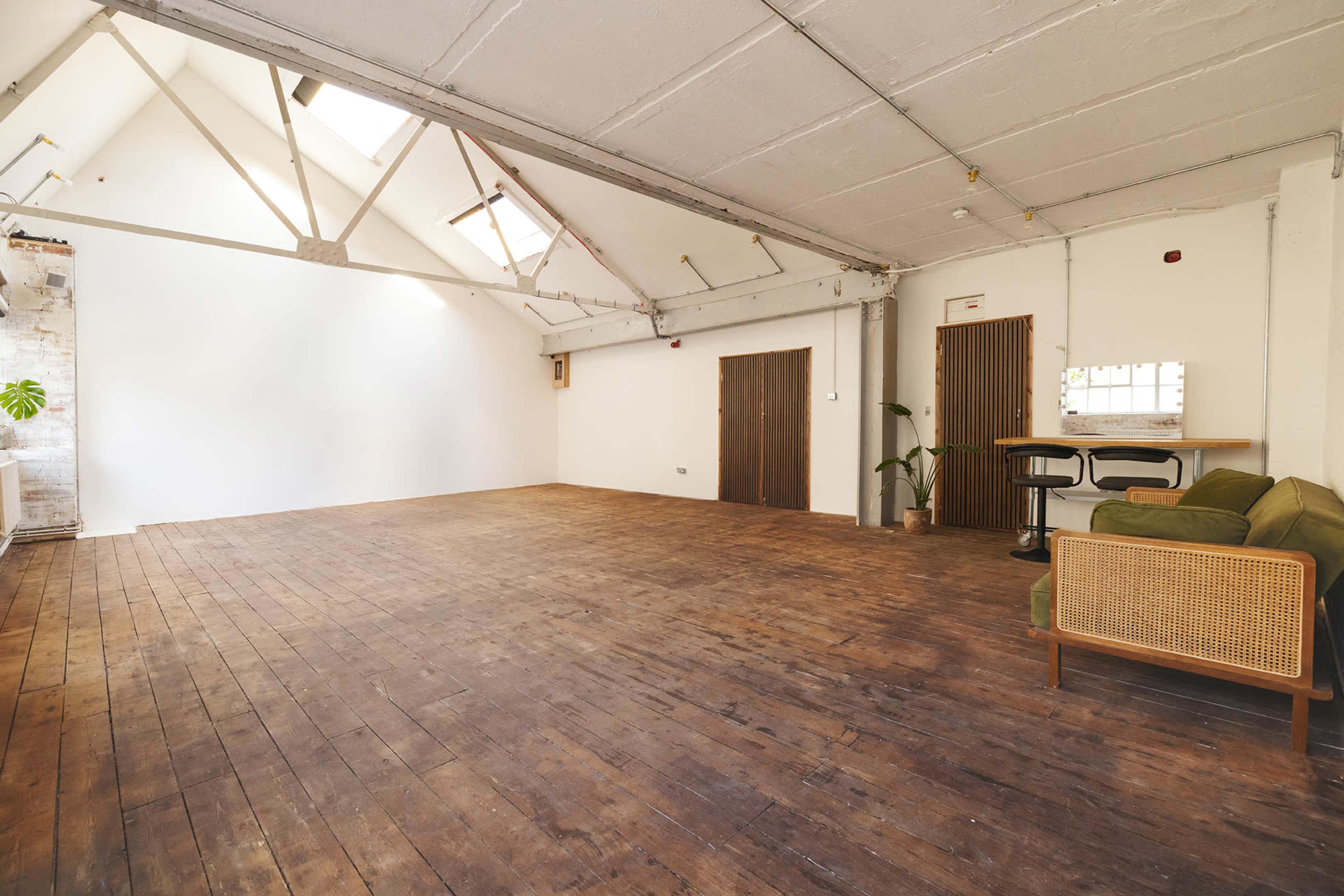 Warehouse Space with Kitchen , Wooden Floor and Brick walls Image in Dalston, london, ENG