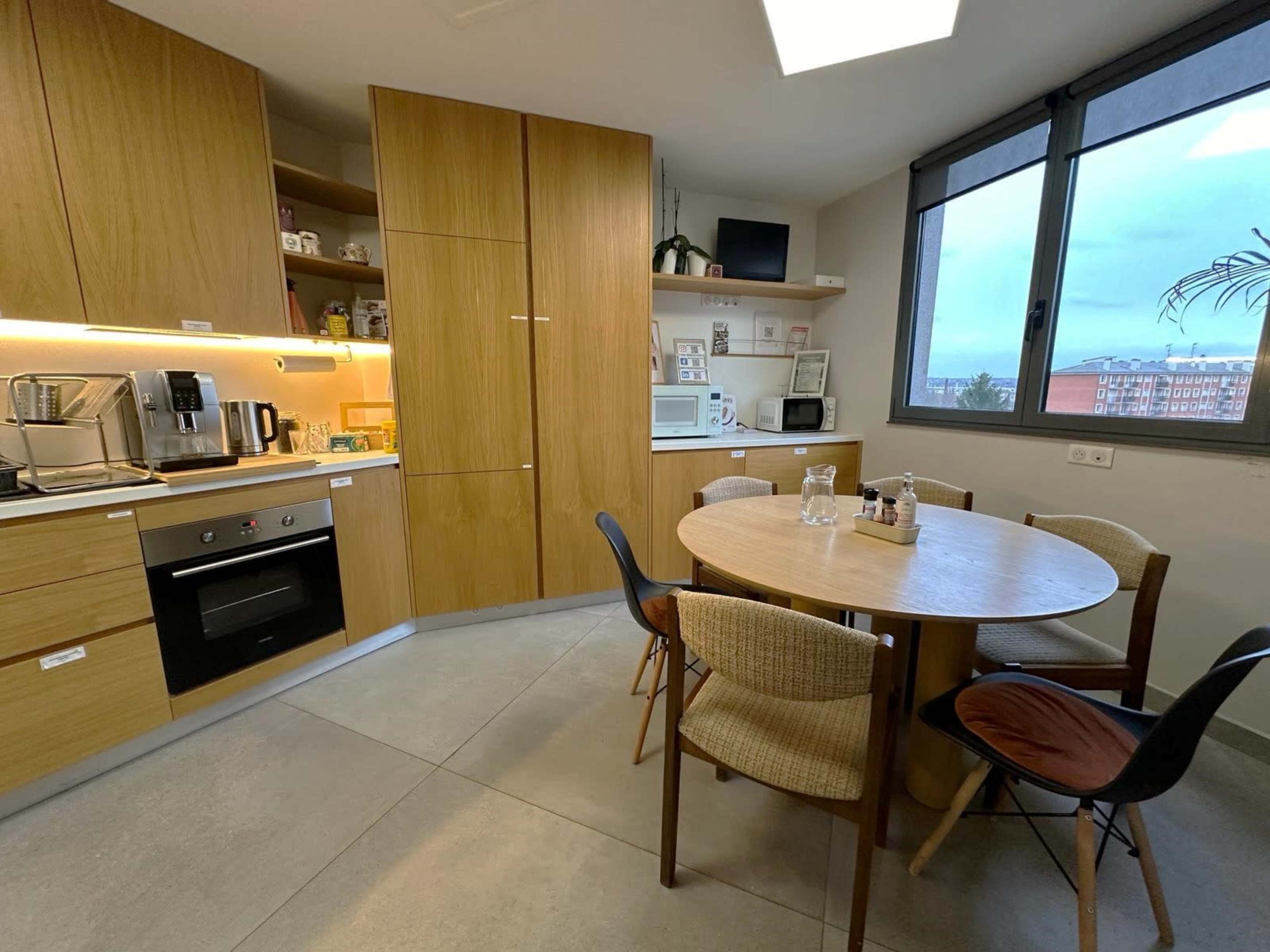 Petite salle de réunion lumineuse, moderne et toute équipée pour 4 personnes à 10 min de Nation - Paris Est Image dans , Joinville-le-Pont, 